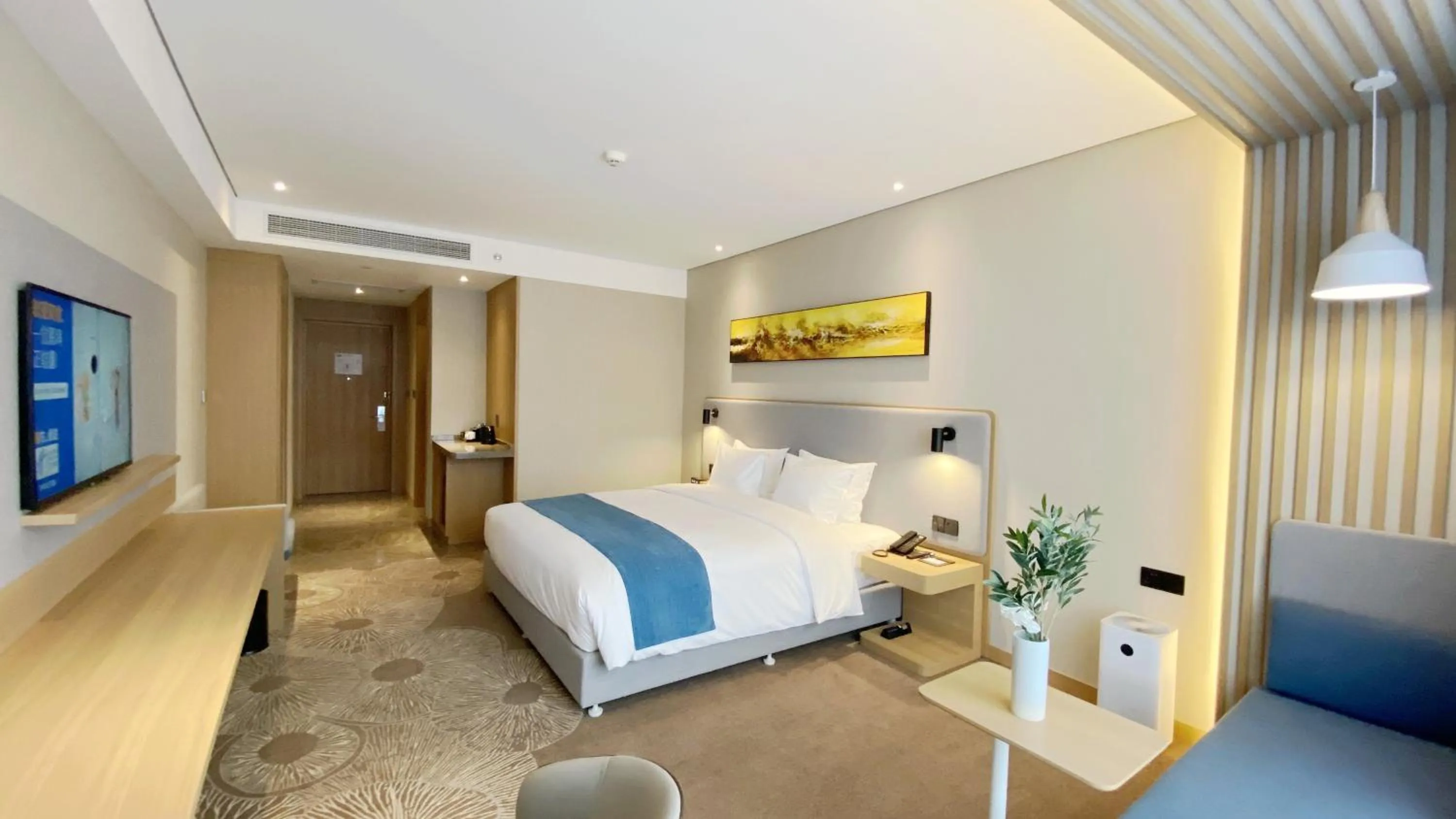 Photo of the whole room, Bed in Holiday Inn Express Liaocheng Chiping by IHG