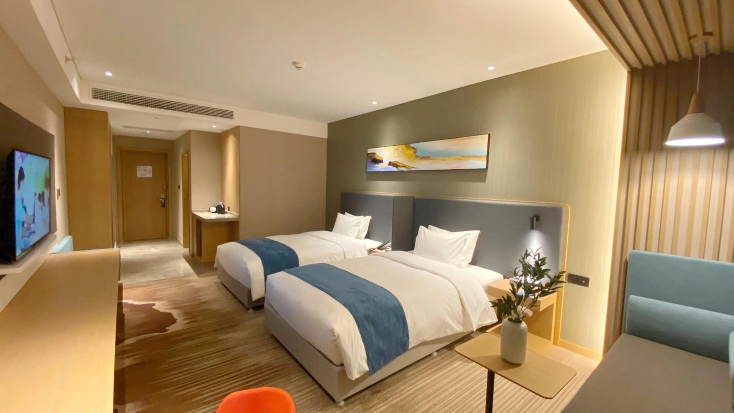 Photo of the whole room, Bed in Holiday Inn Express Liaocheng Chiping by IHG