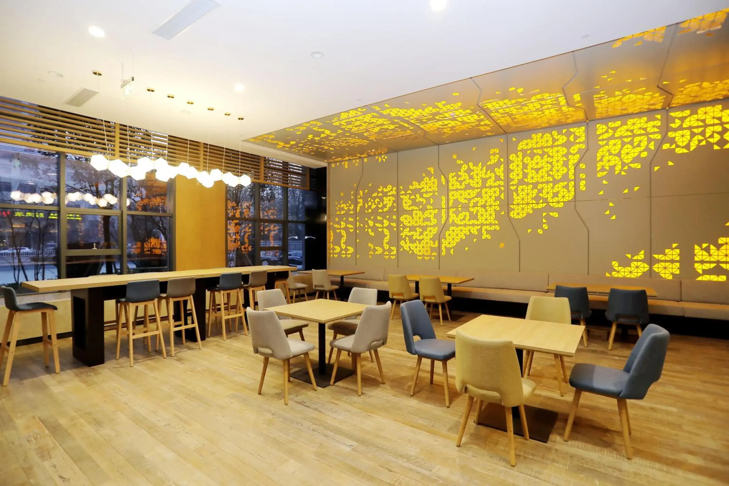 Lounge or bar in Holiday Inn Express Liaocheng Chiping by IHG Lounge or bar in Holiday Inn Express Liaocheng Chiping by IHG