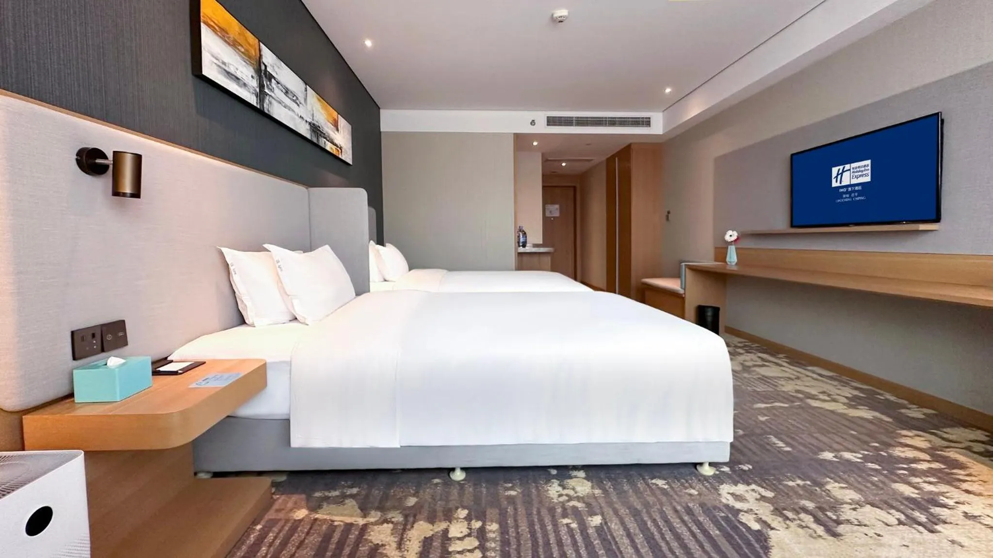 Photo of the whole room, Bed in Holiday Inn Express Liaocheng Chiping by IHG