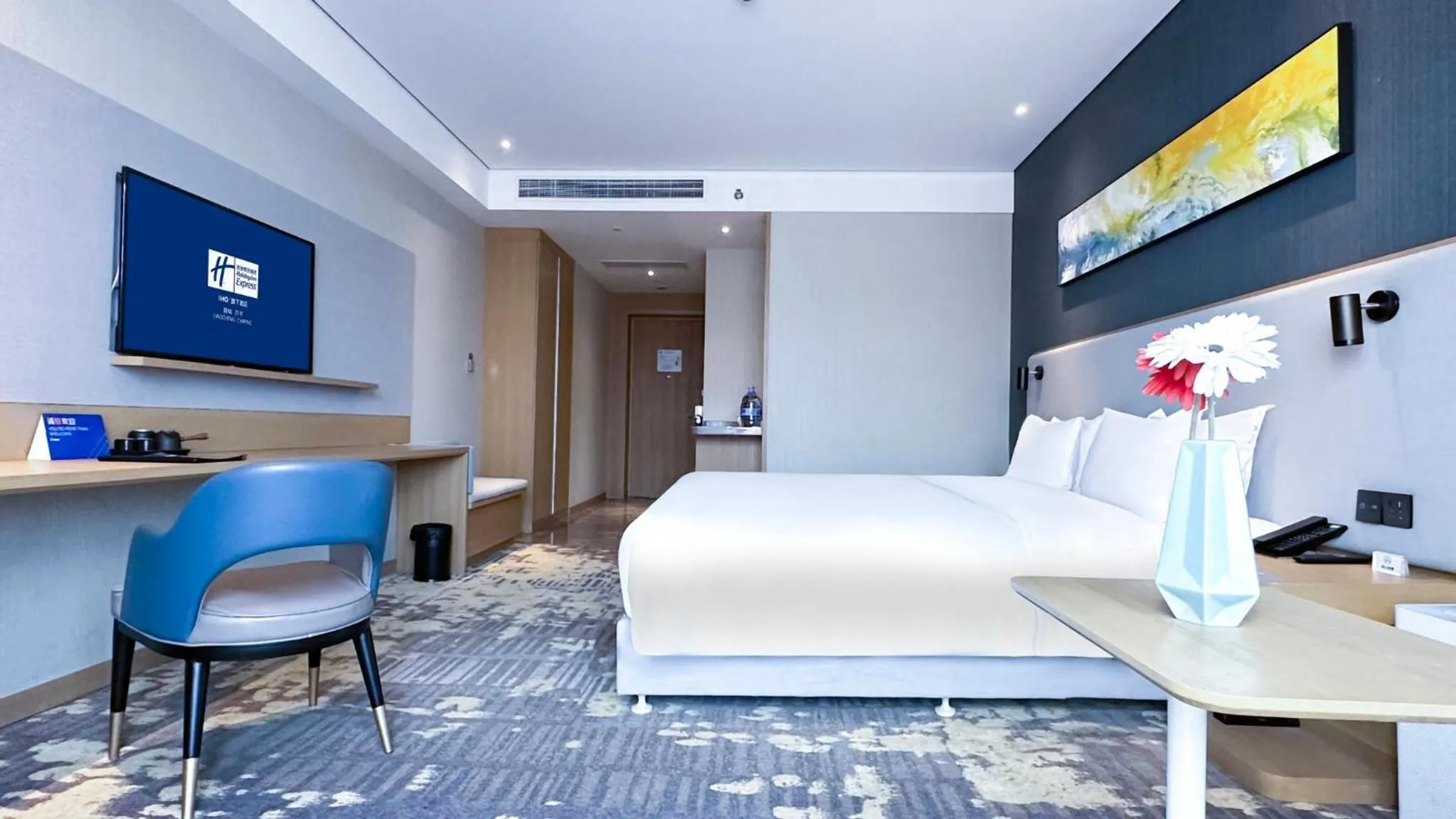 Photo of the whole room, Bed in Holiday Inn Express Liaocheng Chiping by IHG