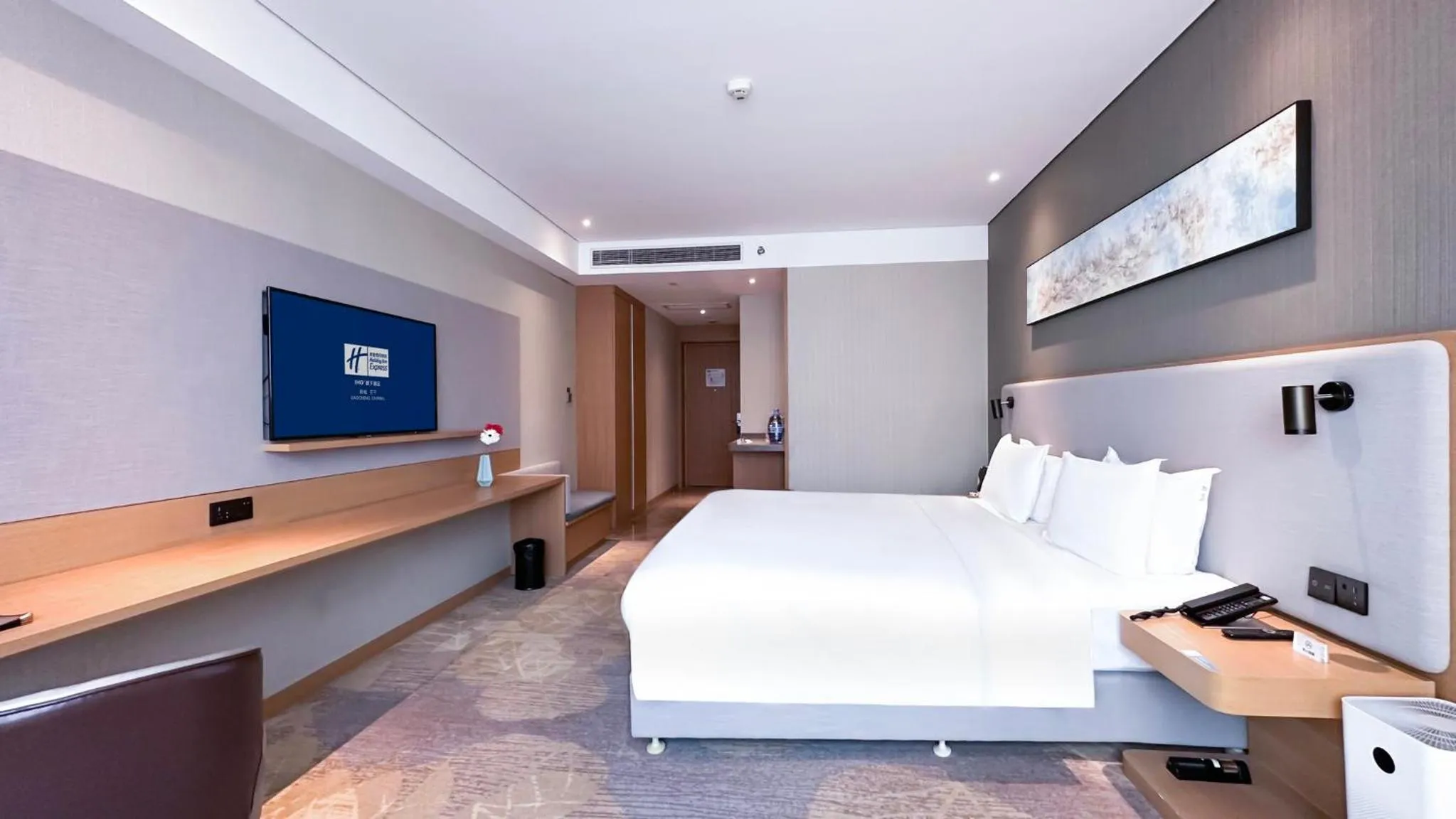Photo of the whole room, Bed in Holiday Inn Express Liaocheng Chiping by IHG