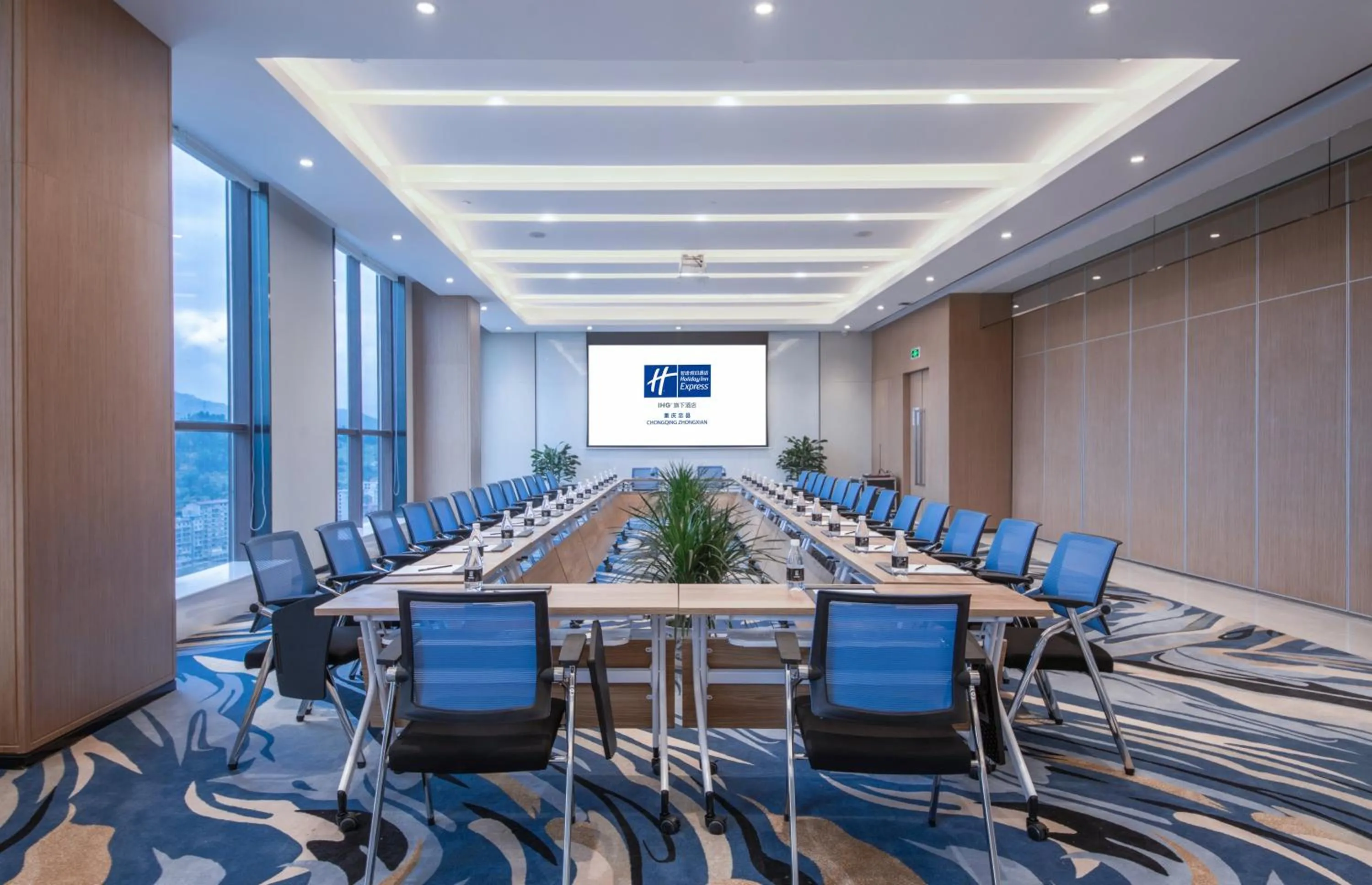 Meeting/conference room in Holiday Inn Express Chongqing Zhongxian by IHG