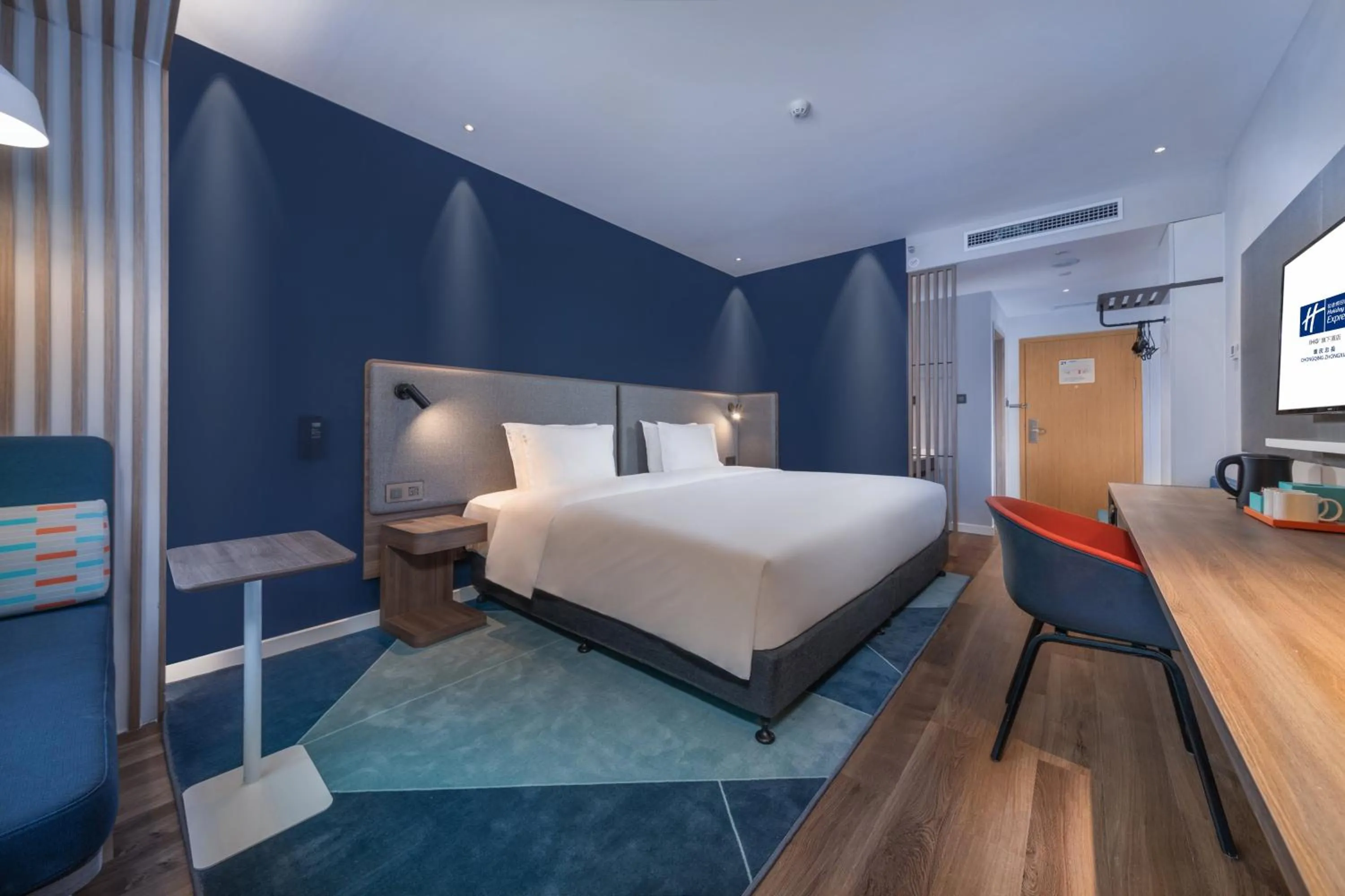 Photo of the whole room, Bed in Holiday Inn Express Chongqing Zhongxian by IHG