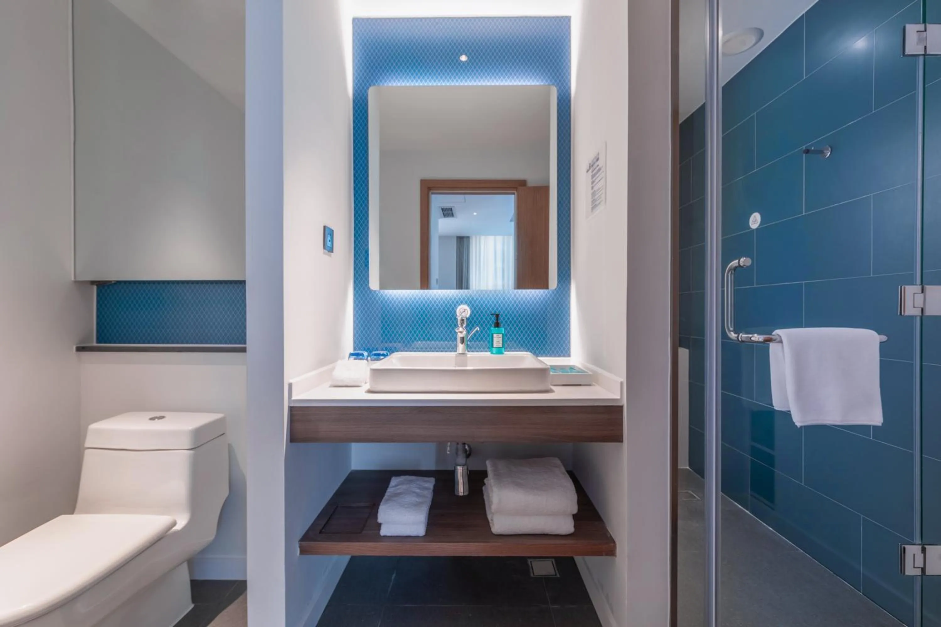 Bathroom in Holiday Inn Express Chongqing Zhongxian by IHG