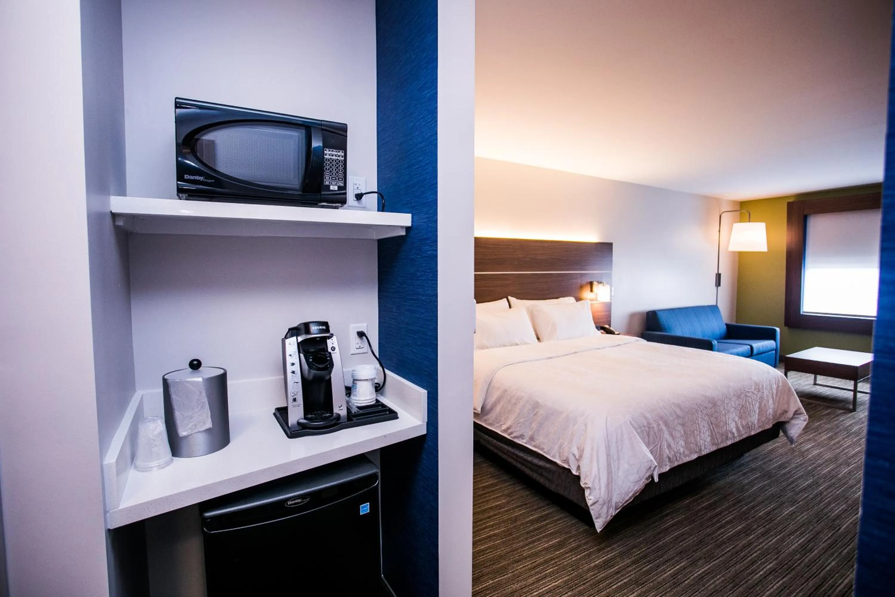 Coffee/tea facilities, Bed in Holiday Inn Express & Suites Rehoboth Beach by IHG