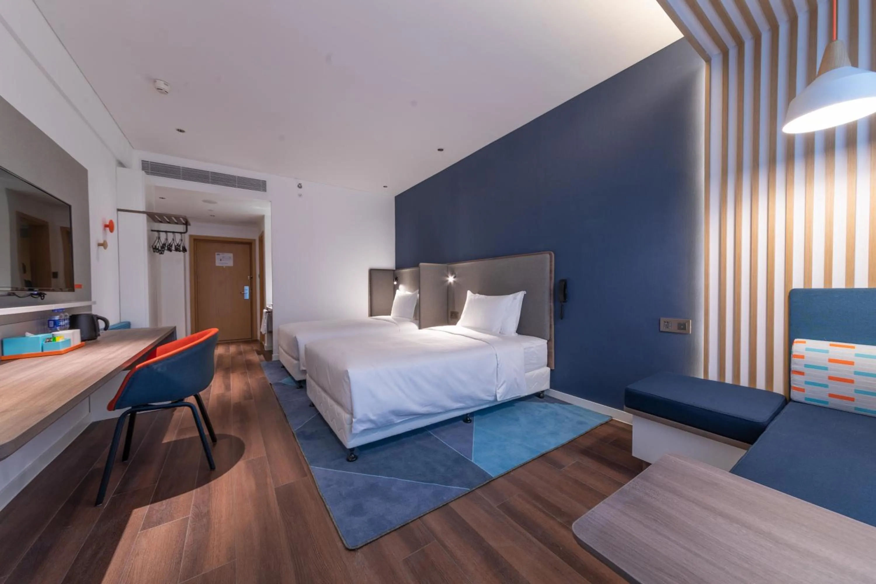 Photo of the whole room, Bed in Holiday Inn Express Dongguan Humen, an IHG Hotel