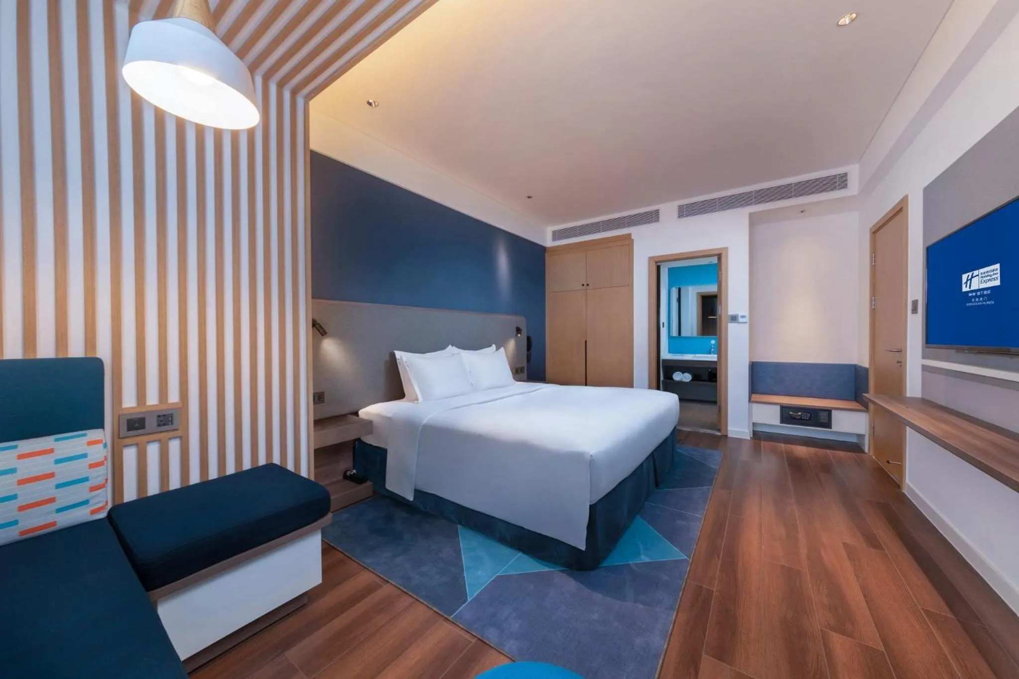 Photo of the whole room, Bed in Holiday Inn Express Dongguan Humen, an IHG Hotel