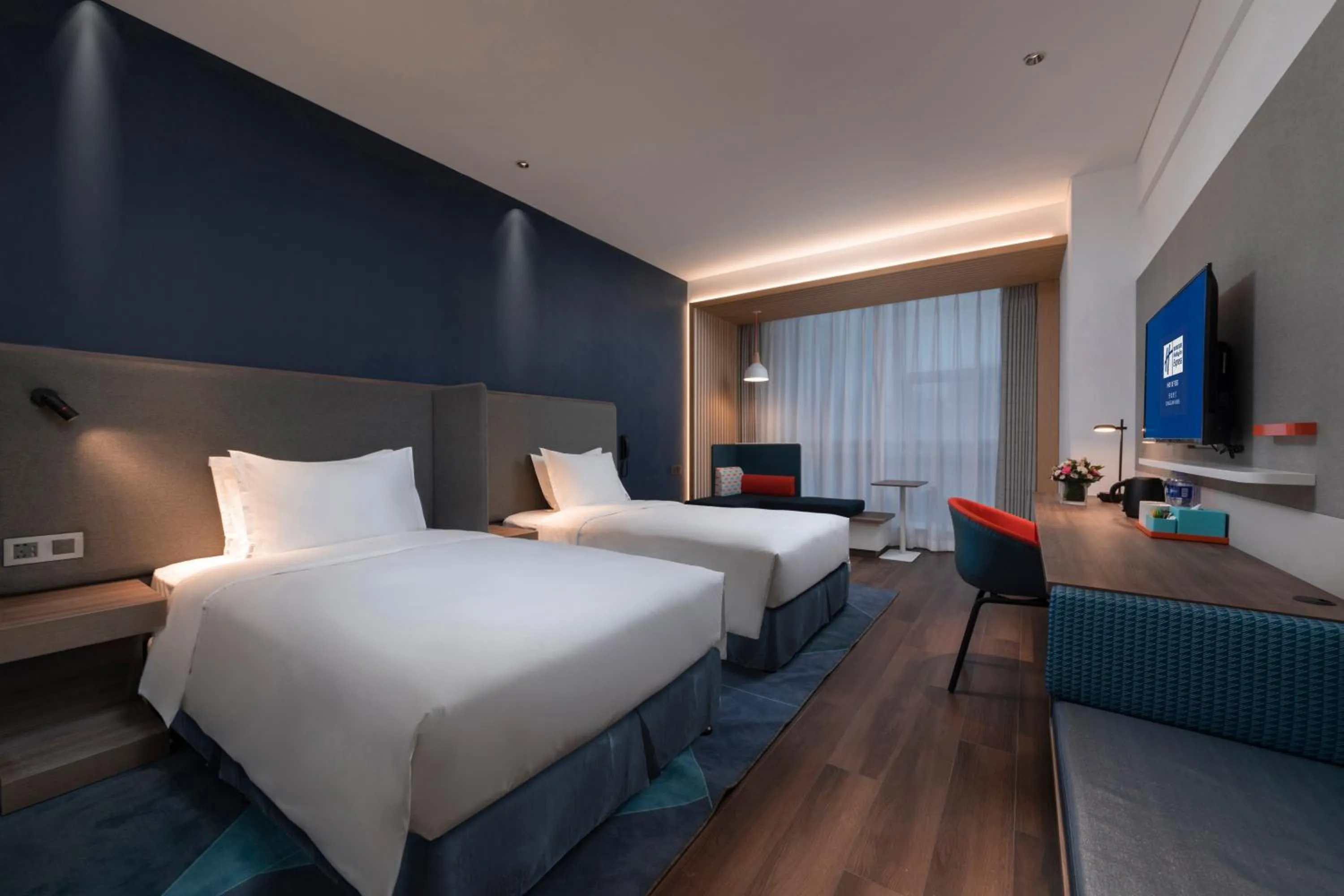 Photo of the whole room, Bed in Holiday Inn Express Dongguan Humen, an IHG Hotel