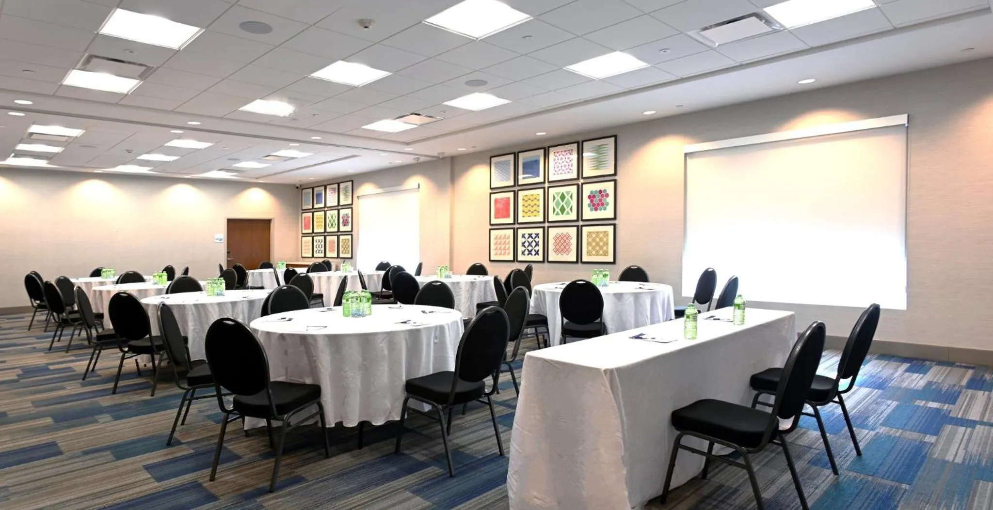 Meeting/conference room in Holiday Inn Express & Suites - Aurora by IHG