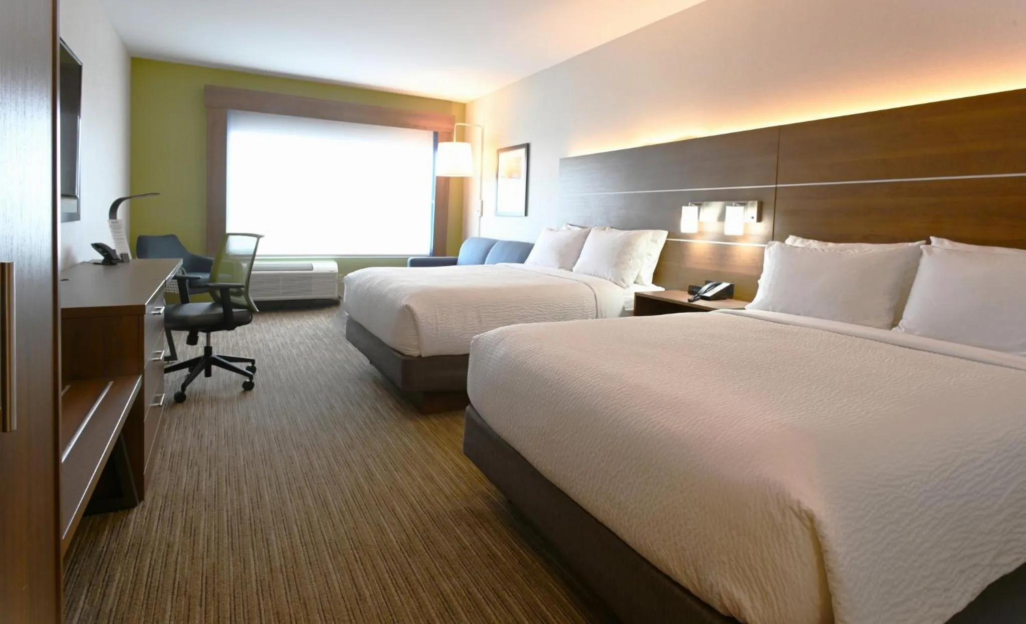 Photo of the whole room, Bed in Holiday Inn Express & Suites - Aurora by IHG