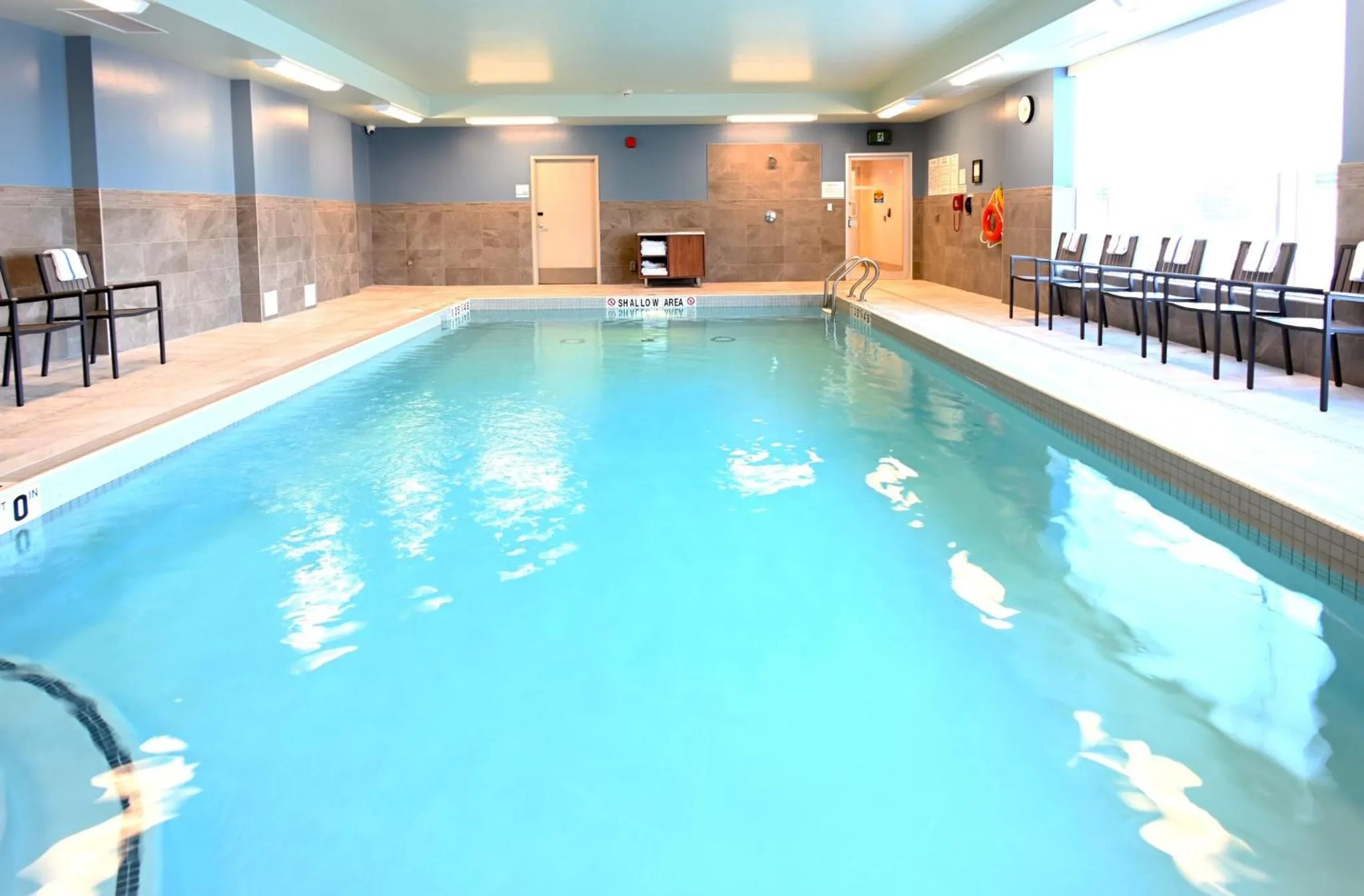 Swimming pool in Holiday Inn Express & Suites - Aurora by IHG