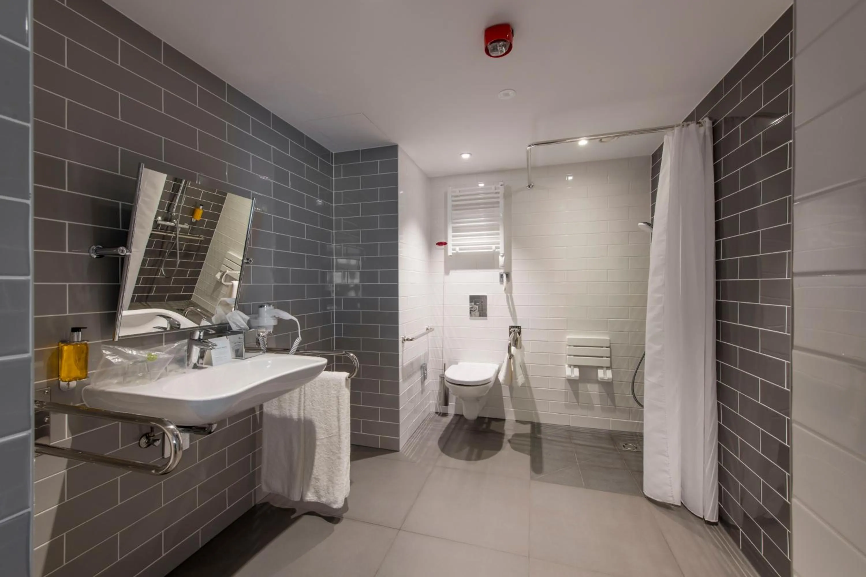Shower in Holiday Inn Express Warsaw - Mokotow by IHG