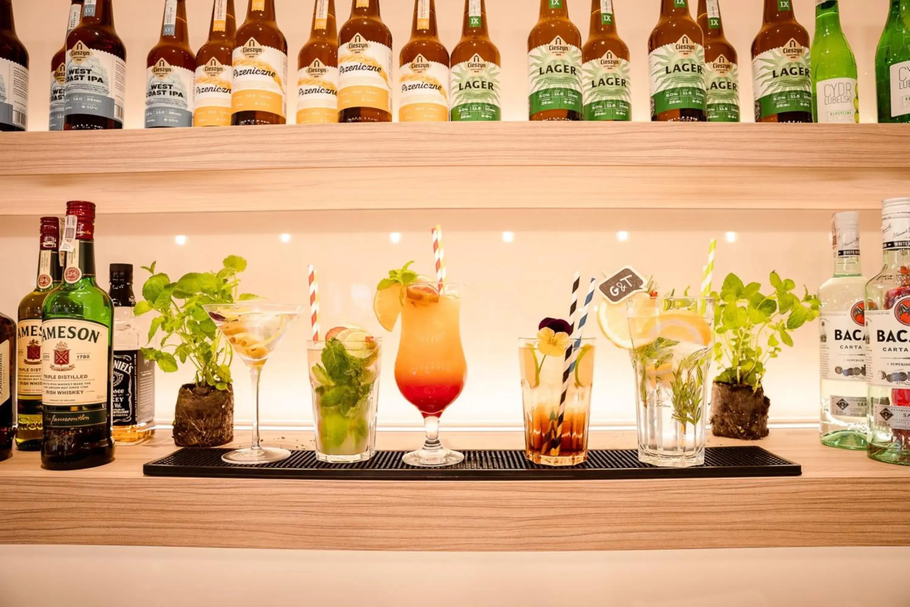 Lounge or bar in Holiday Inn Express Warsaw - Mokotow by IHG Lounge or bar in Holiday Inn Express Warsaw - Mokotow by IHG