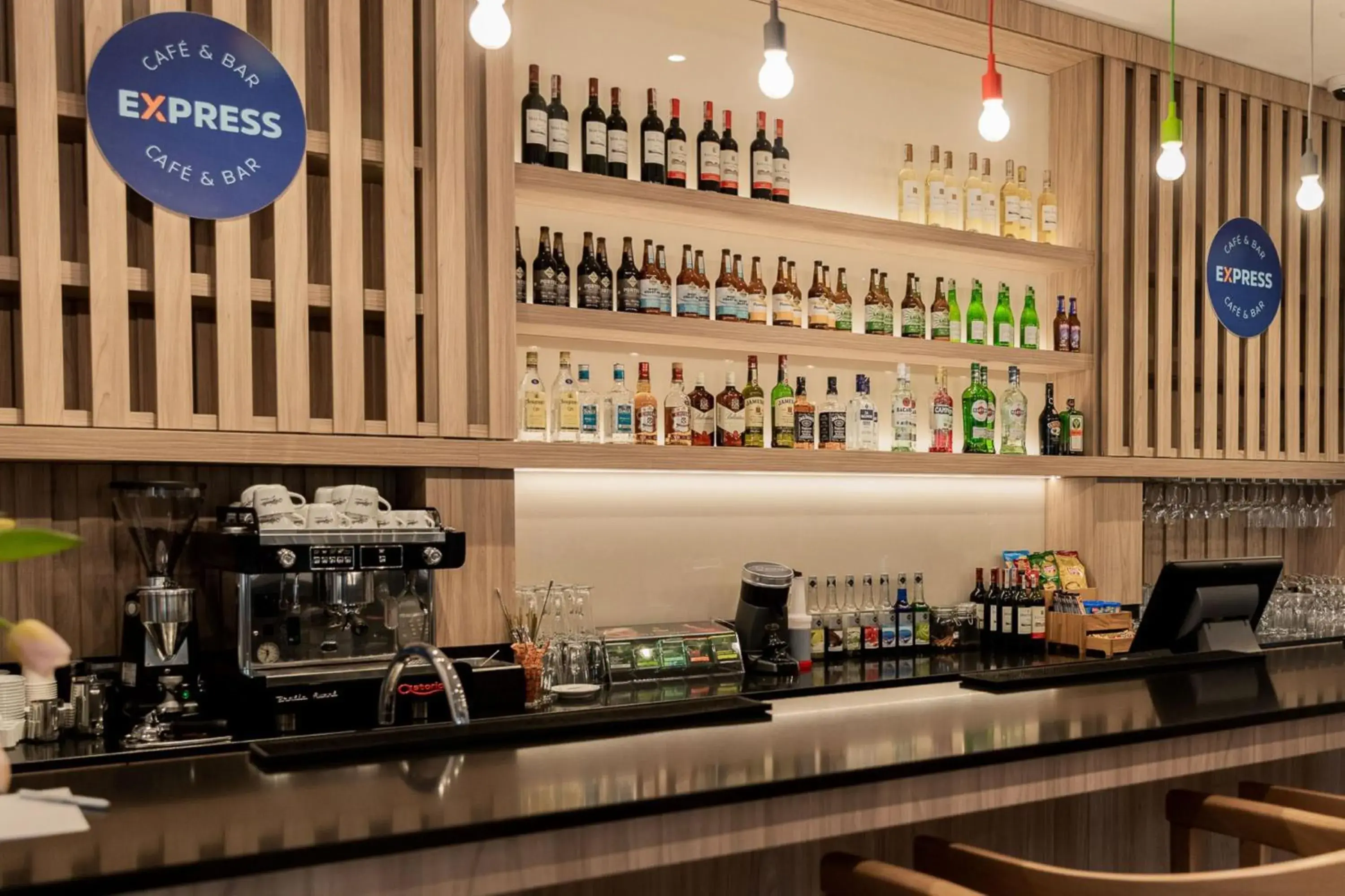 Lounge or bar in Holiday Inn Express Warsaw - Mokotow by IHG Lounge or bar in Holiday Inn Express Warsaw - Mokotow by IHG