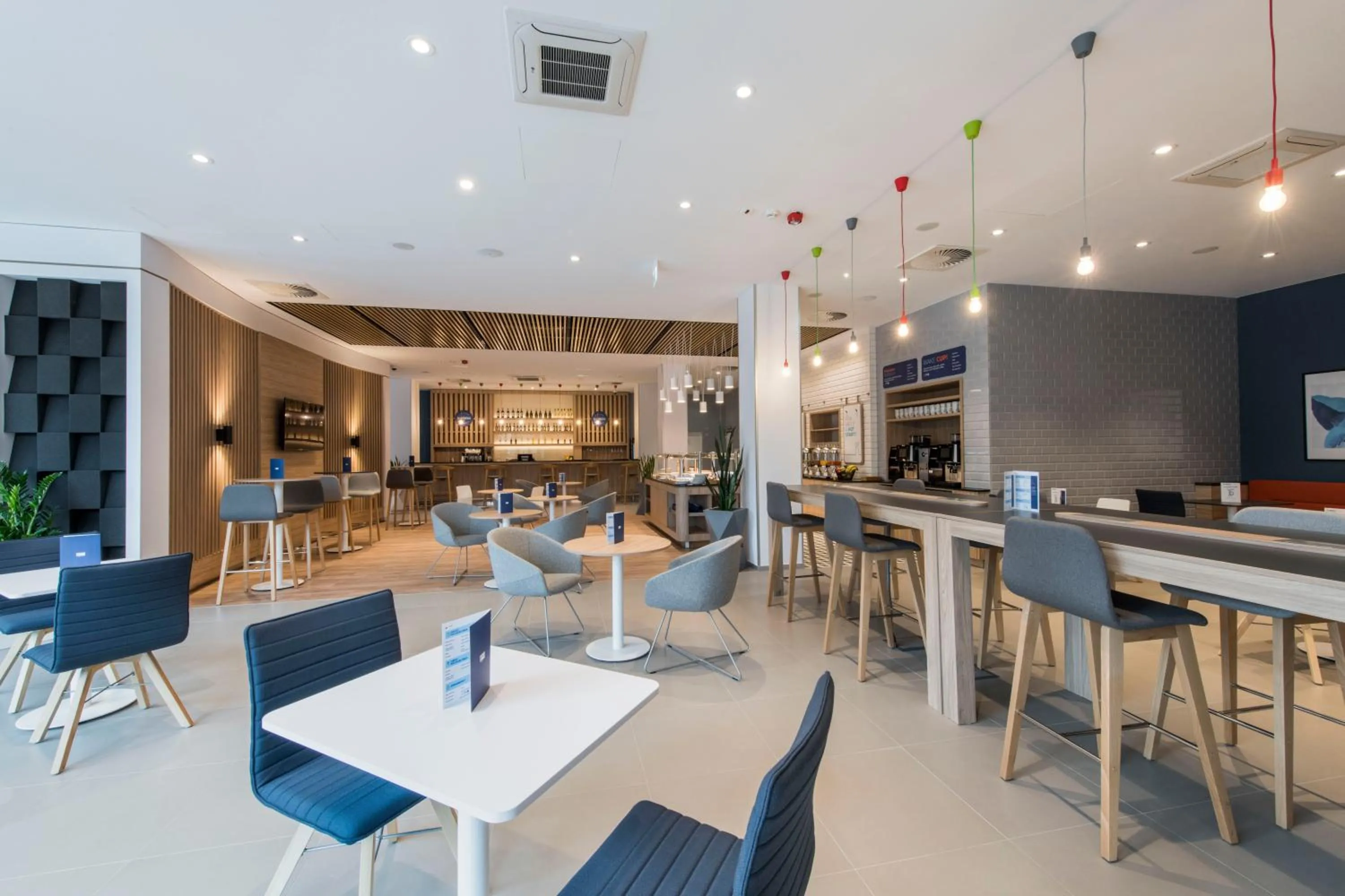 Restaurant/places to eat in Holiday Inn Express Warsaw - Mokotow by IHG