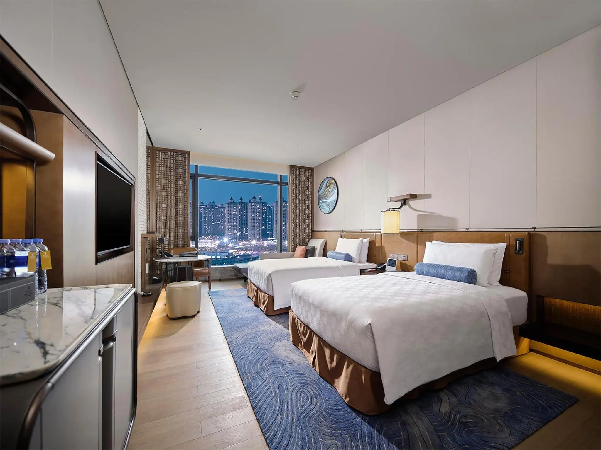 Photo of the whole room, Bed in HUALUXE Nanjing Yangtze River