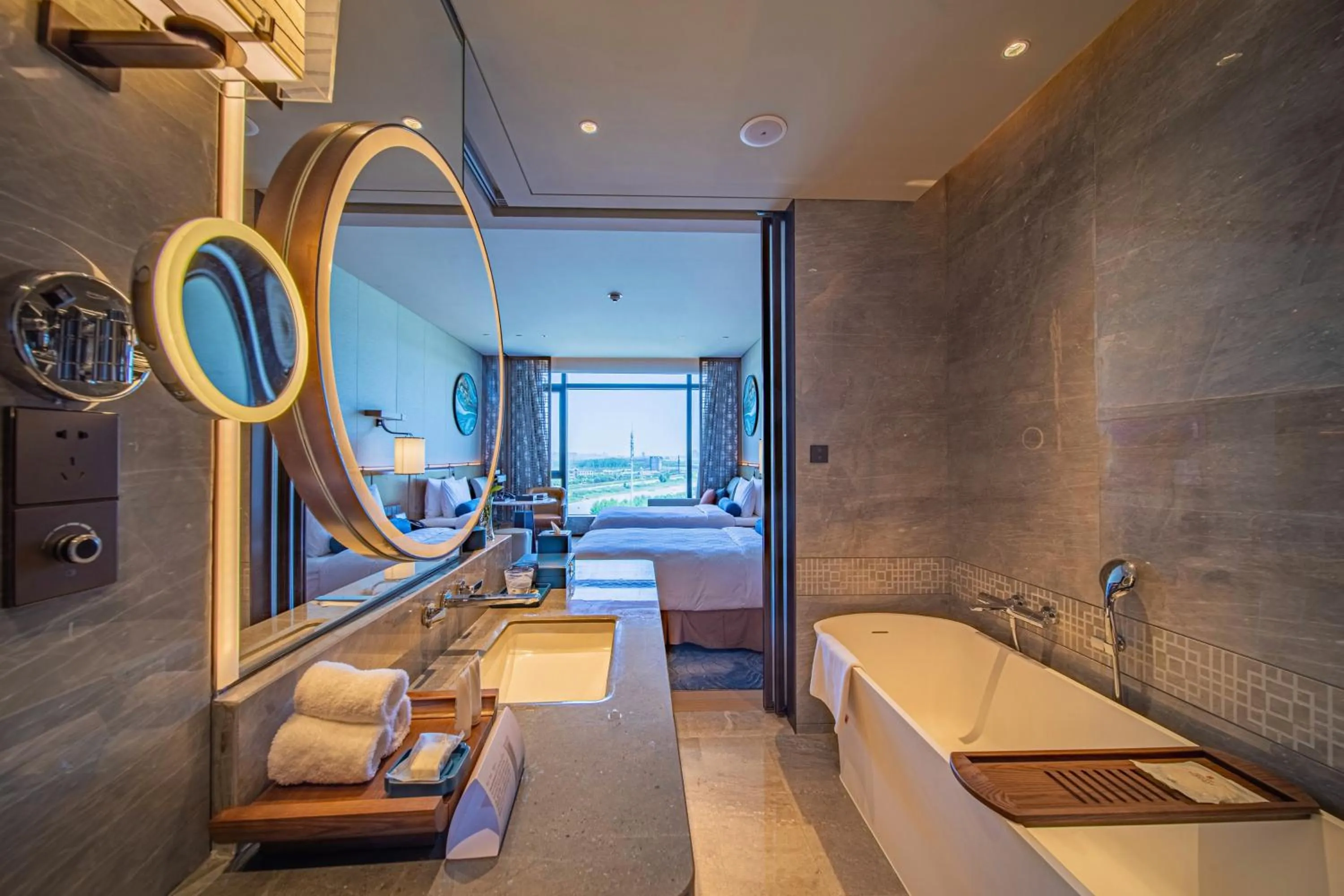 Bathroom, Bed in HUALUXE Nanjing Yangtze River