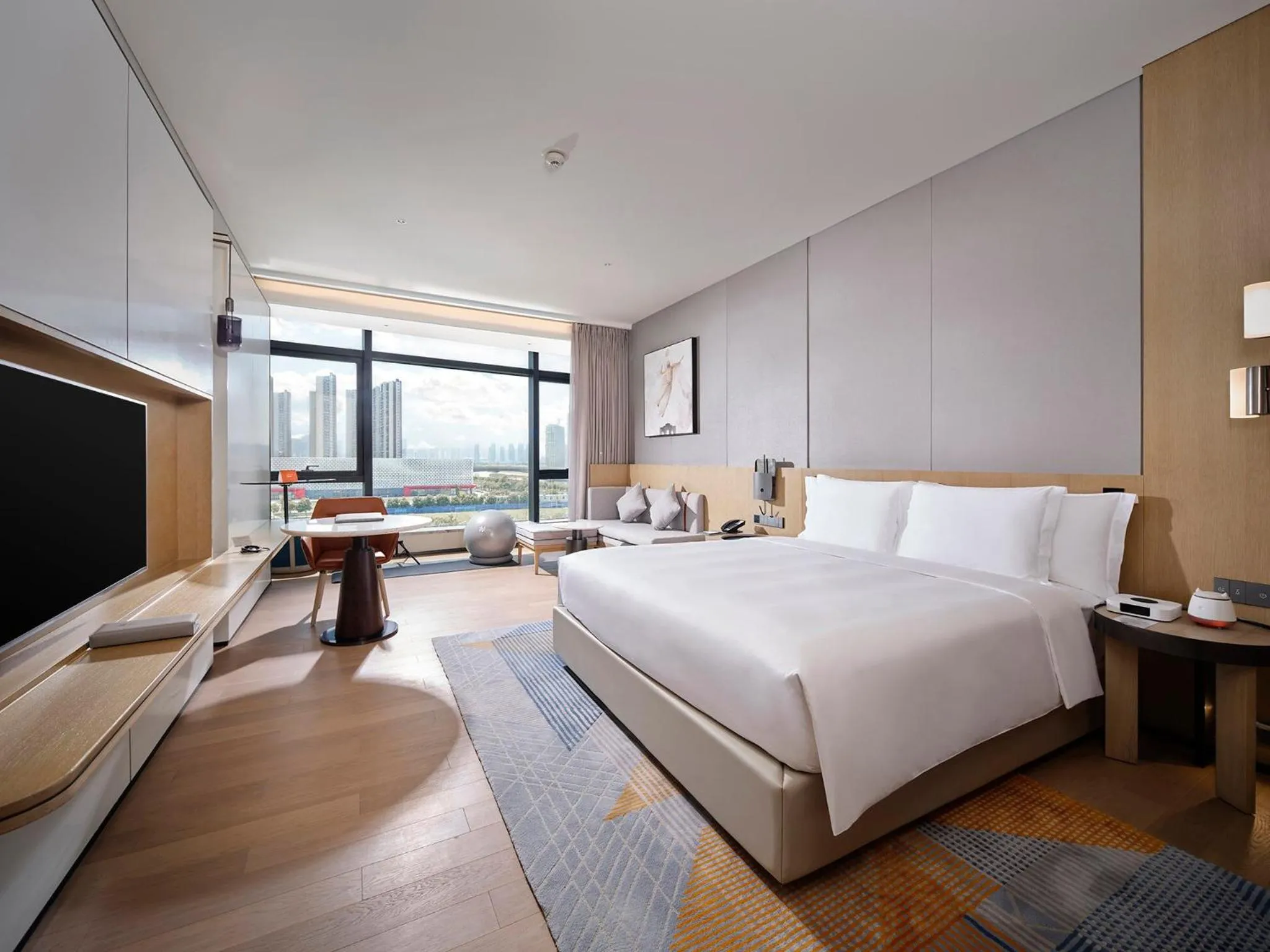 Photo of the whole room, Bed in EVEN Hotel Nanjing Yangtze River by IHG