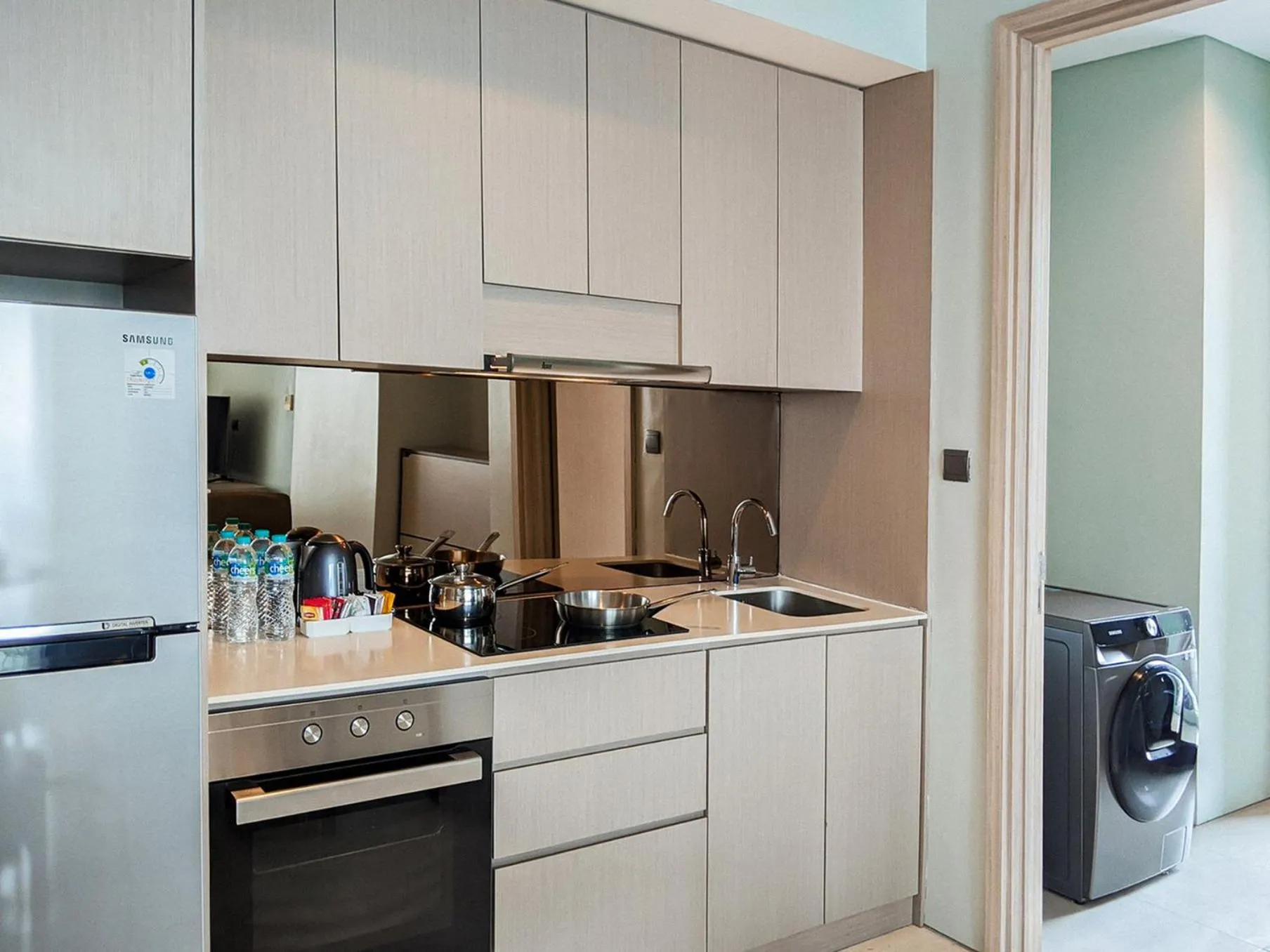 Photo of the whole room in Mangkuluhur Residences by Lorin