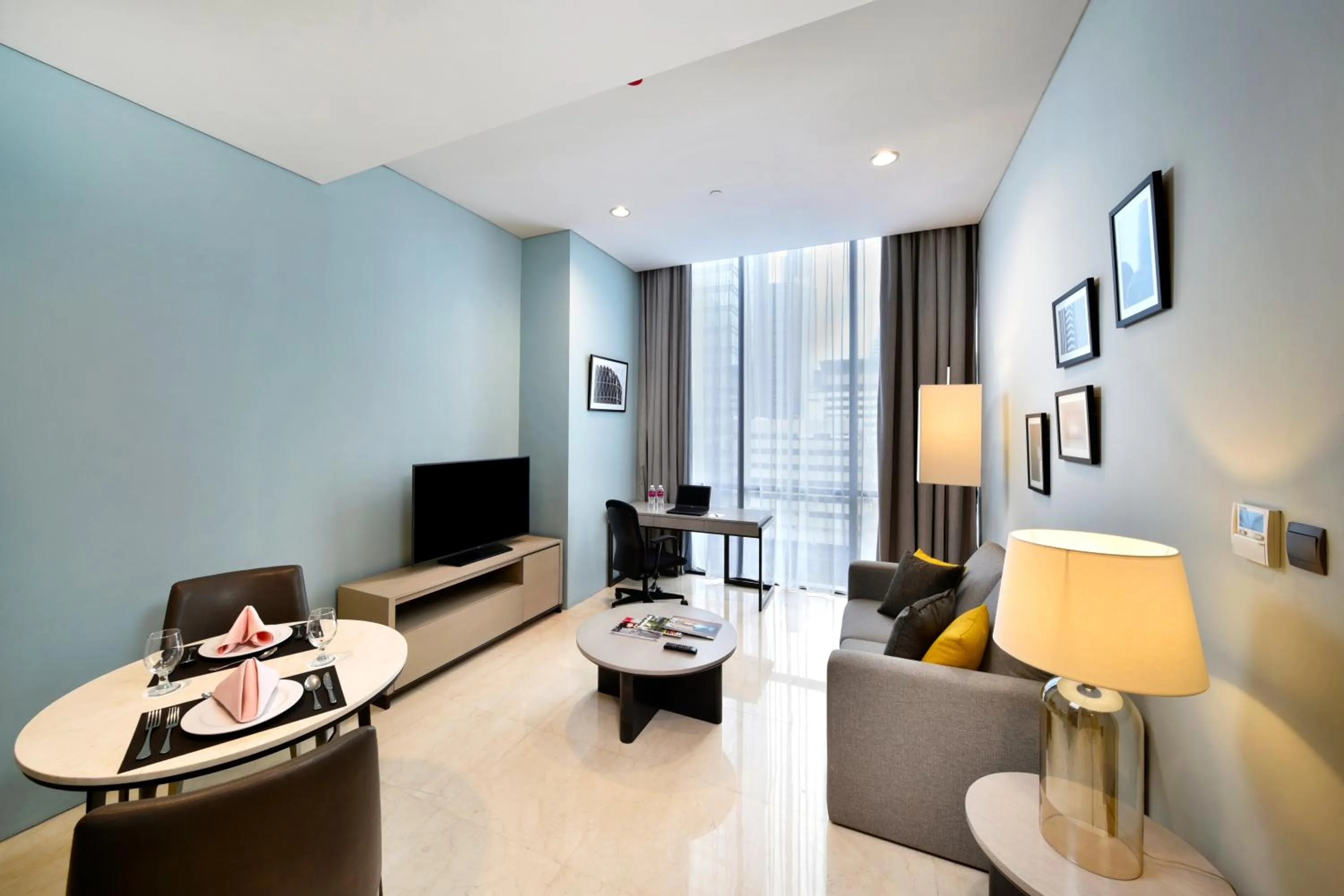 Living room in Mangkuluhur Residences by Lorin