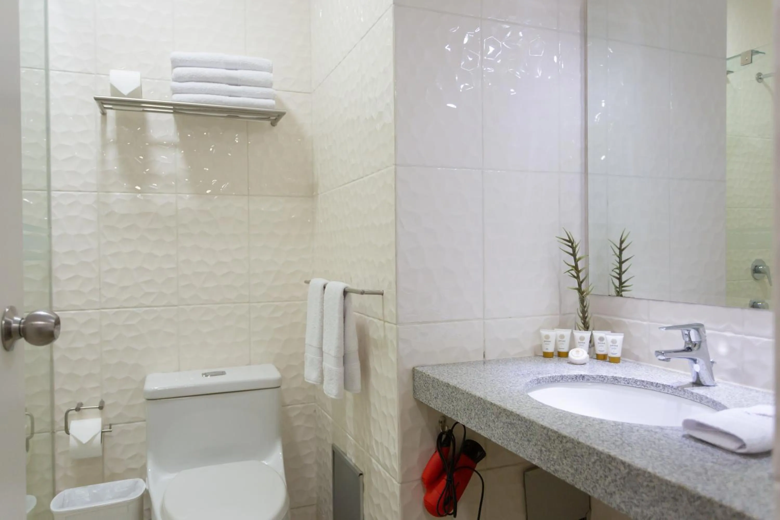 Bathroom in Howard Johnson by Wyndham Lima Miraflores Art House