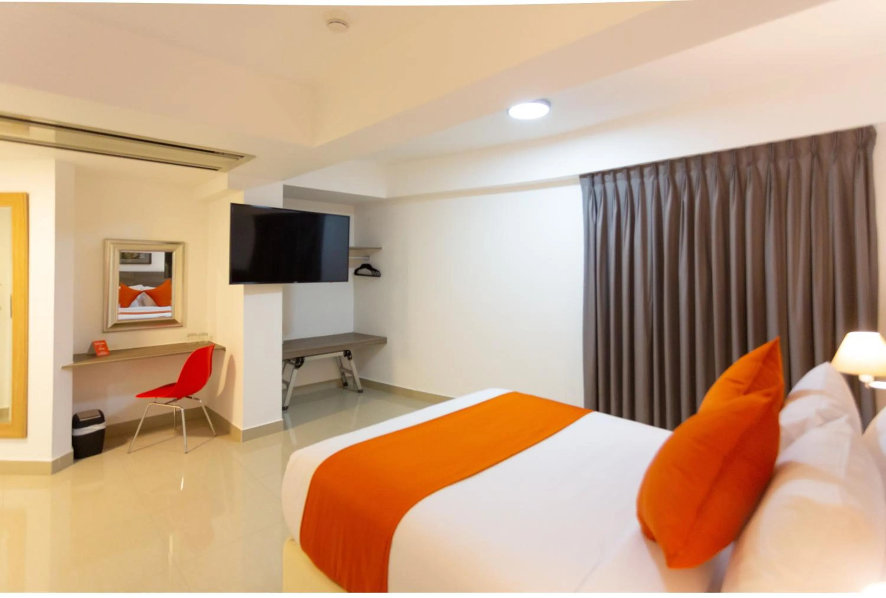 Bed in Howard Johnson by Wyndham Lima Miraflores Art House