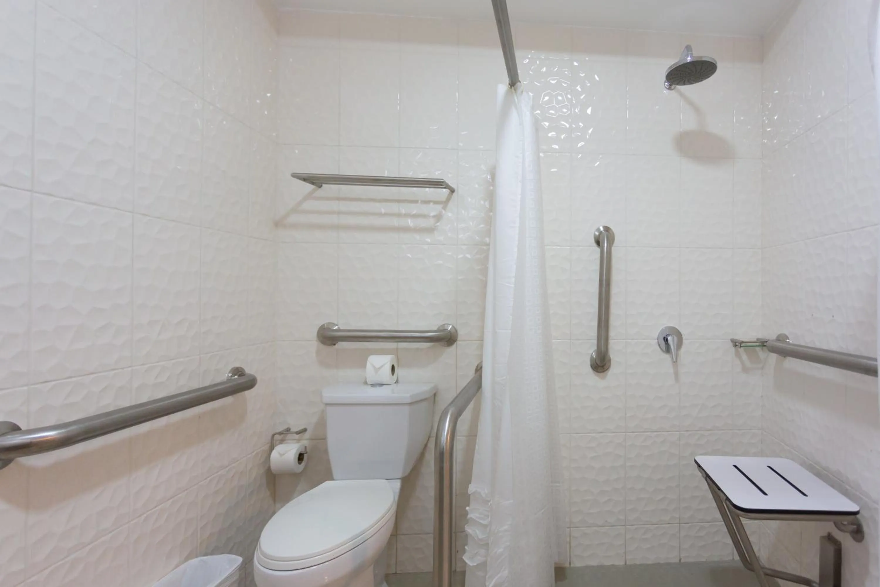 Bathroom in Howard Johnson by Wyndham Lima Miraflores Art House