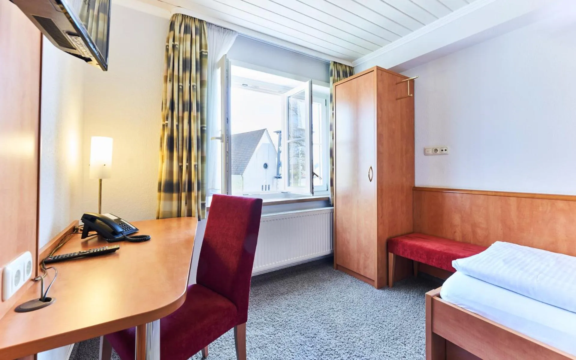 Photo of the whole room, Bed in Das Landhotel am Trätzhof Fulda