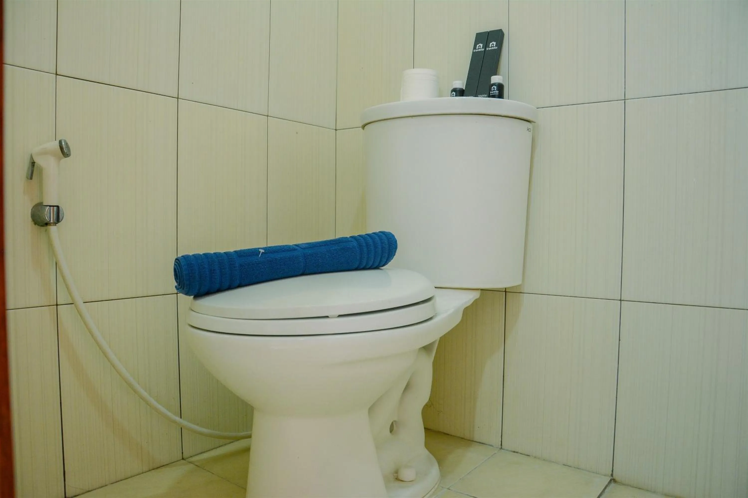 Bathroom in Cozy Studio Apartment at Margonda Residence 4 By Travelio