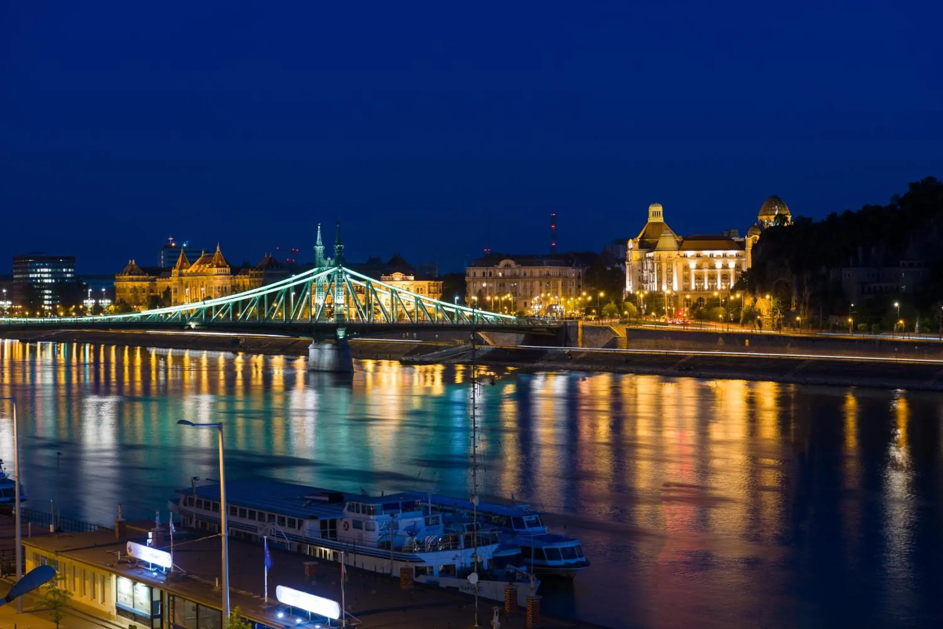 River view in Hotel Vision Budapest by Continental Group River view in Hotel Vision Budapest by Continental Group