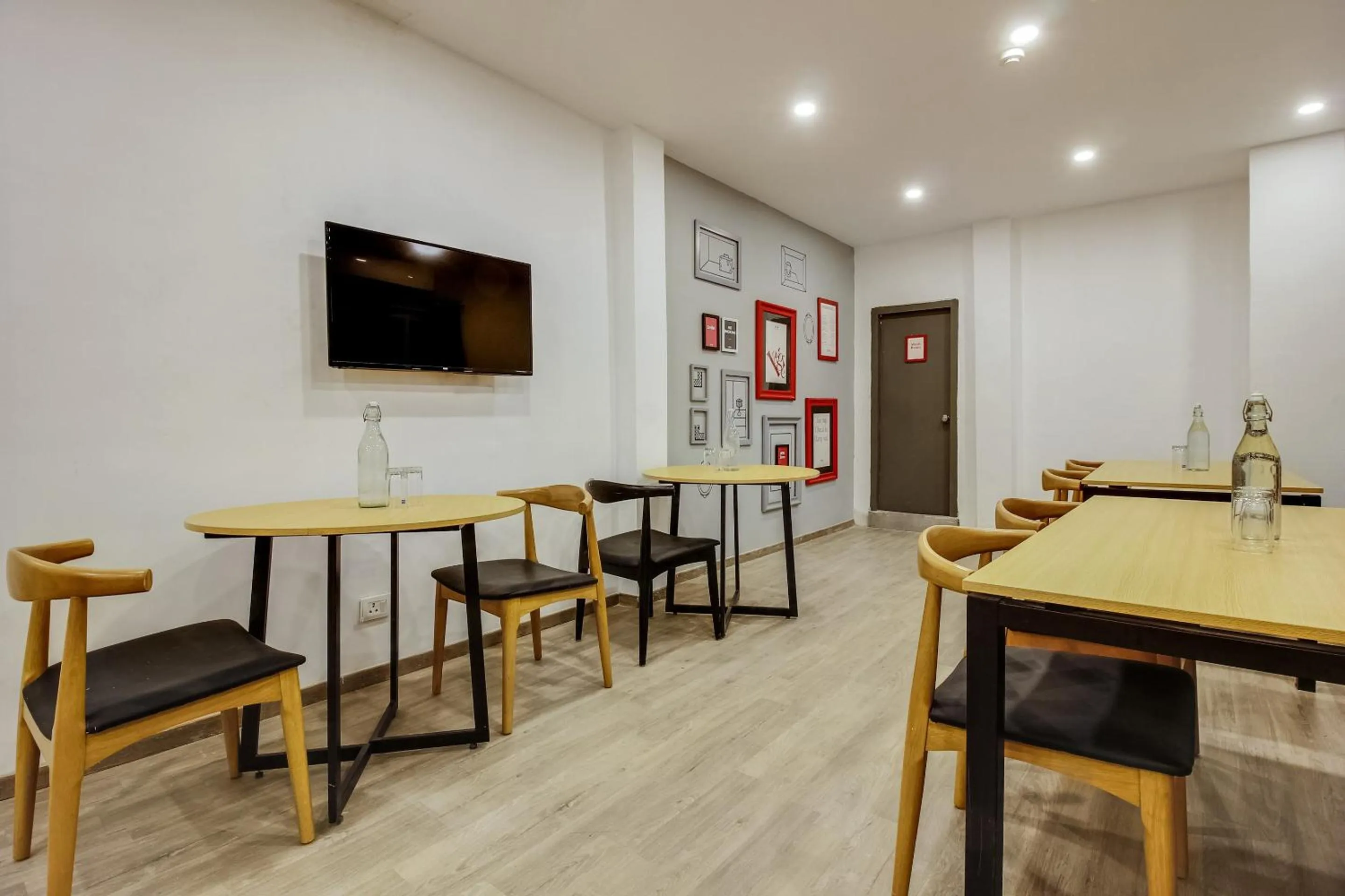 Restaurant/places to eat in Super Townhouse 359 Begumpet Near Hyderabad Central