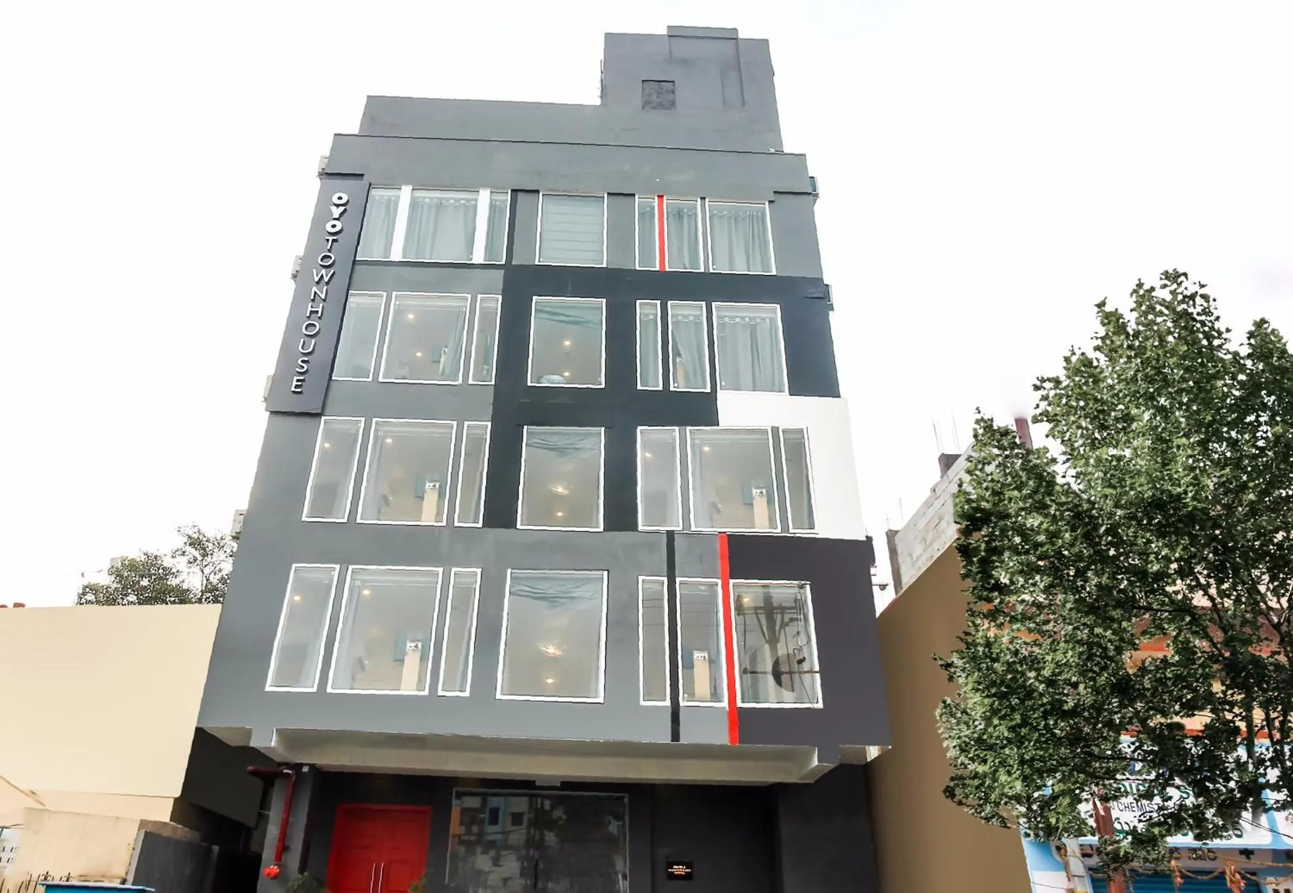 Facade/entrance in Super Townhouse De Alphabet