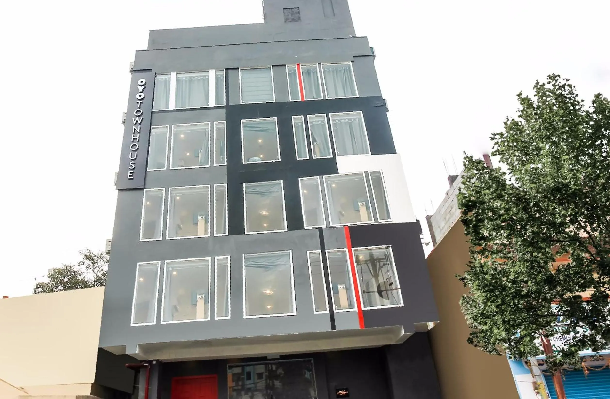 Facade/entrance in Super Townhouse De Alphabet