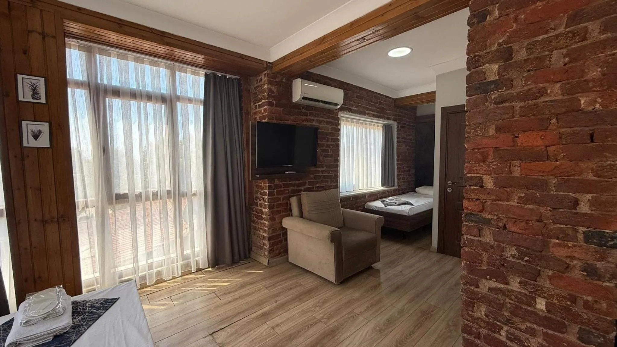 Photo of the whole room, Bed in Han Suite Hotel