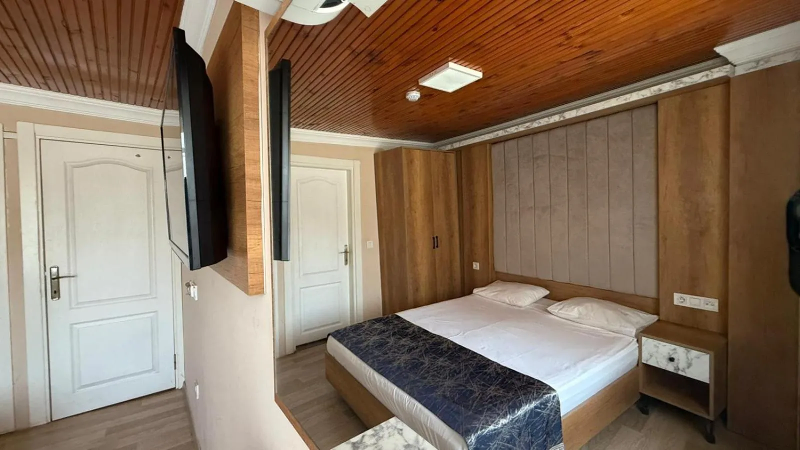 Photo of the whole room, Bed in Han Suite Hotel