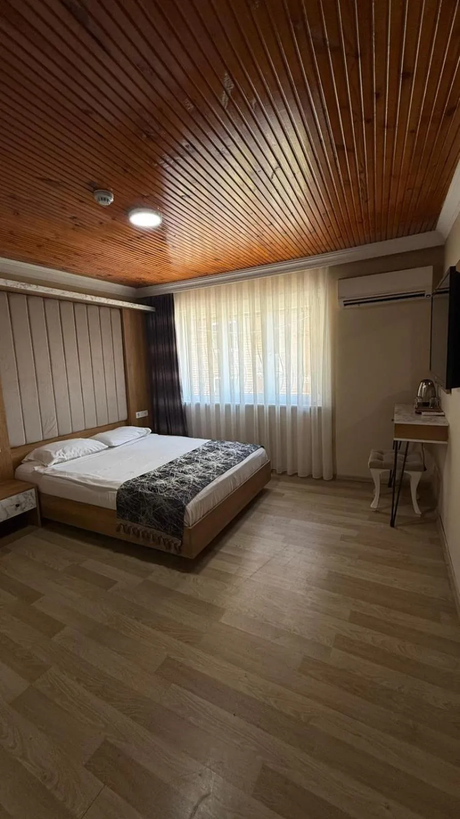 Photo of the whole room, Bed in Han Suite Hotel