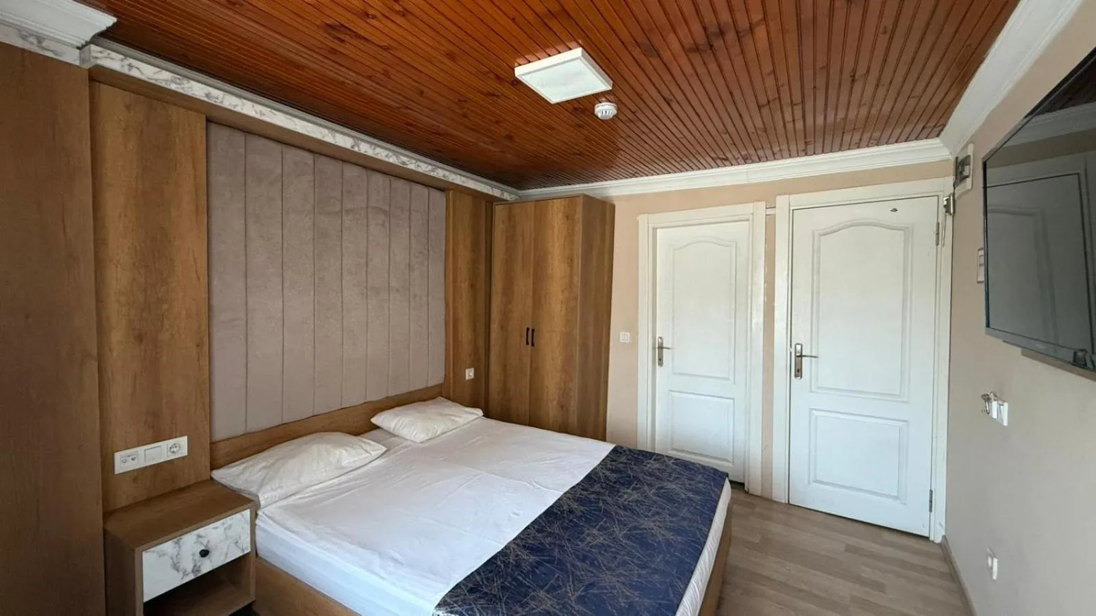 Photo of the whole room, Bed in Han Suite Hotel