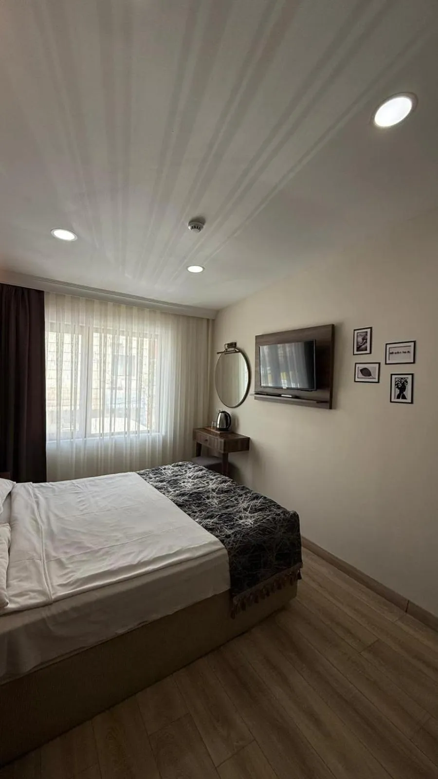 Photo of the whole room, Bed in Han Suite Hotel