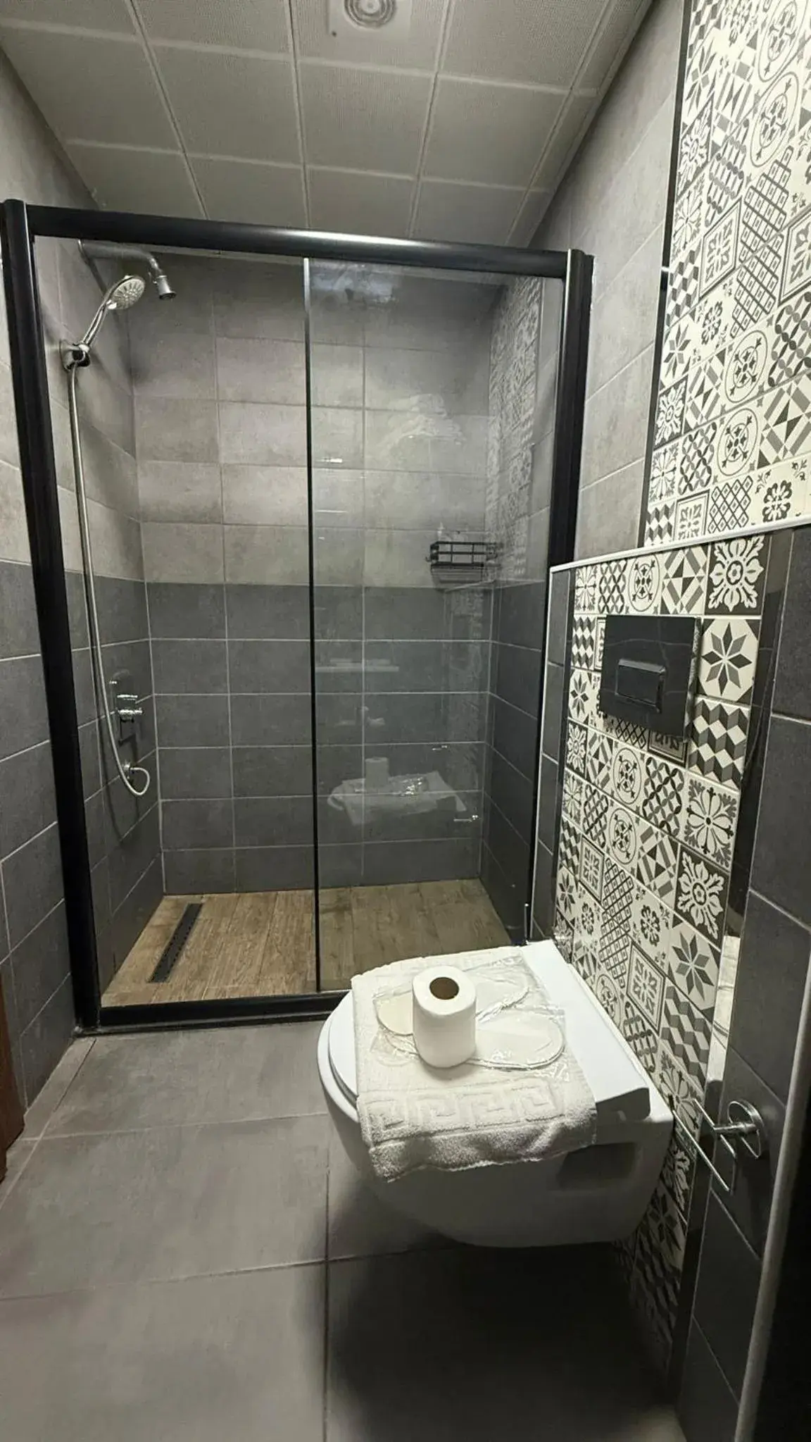 Shower in Han Suite Hotel Shower in Han Suite Hotel