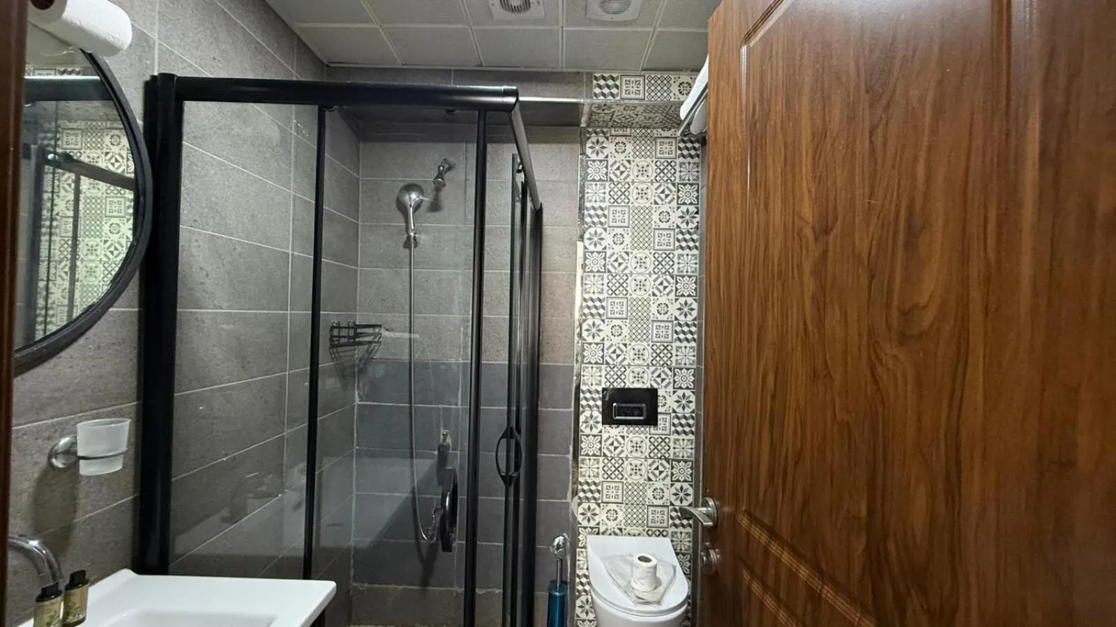 Shower in Han Suite Hotel