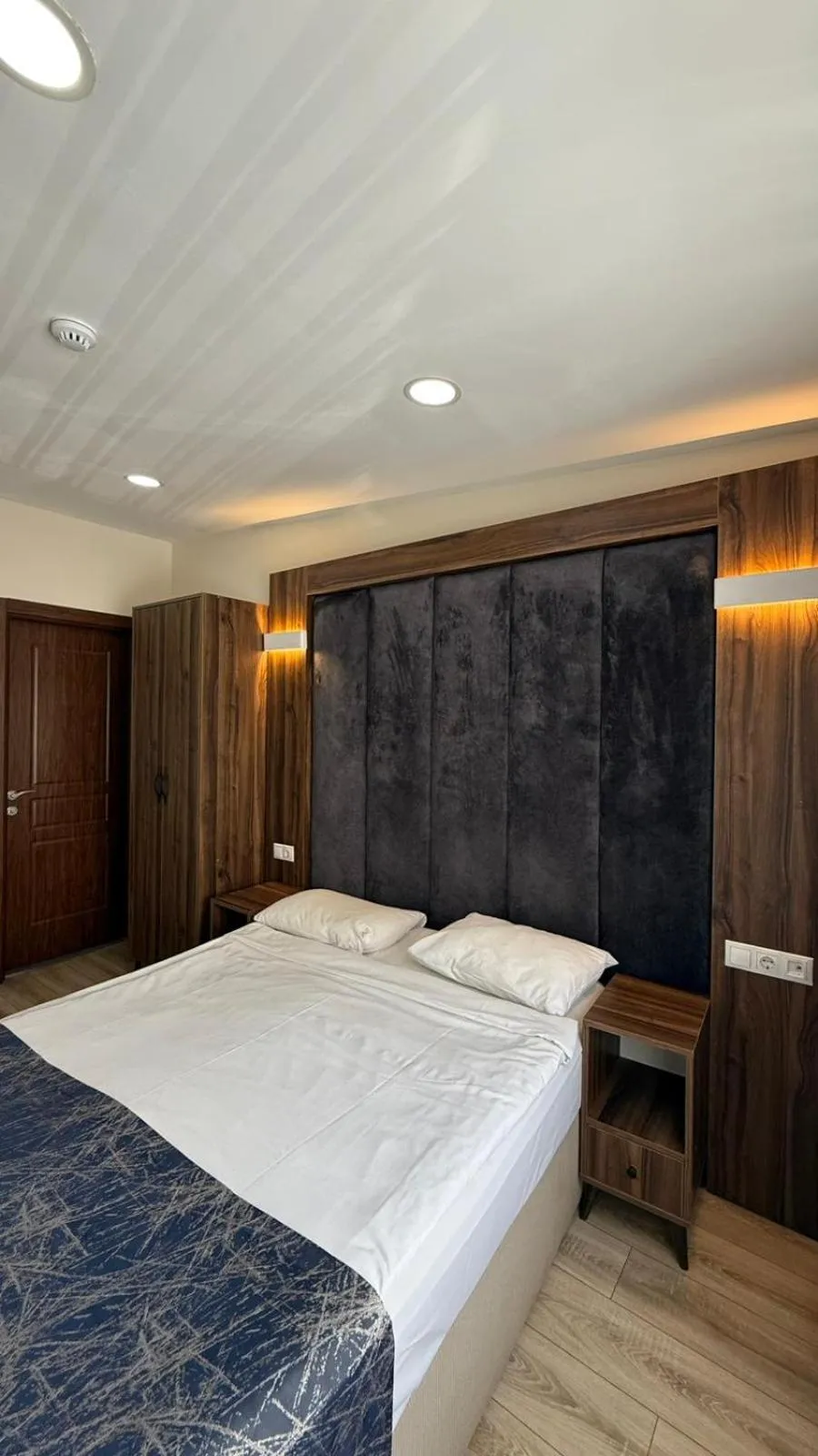 Photo of the whole room, Bed in Han Suite Hotel