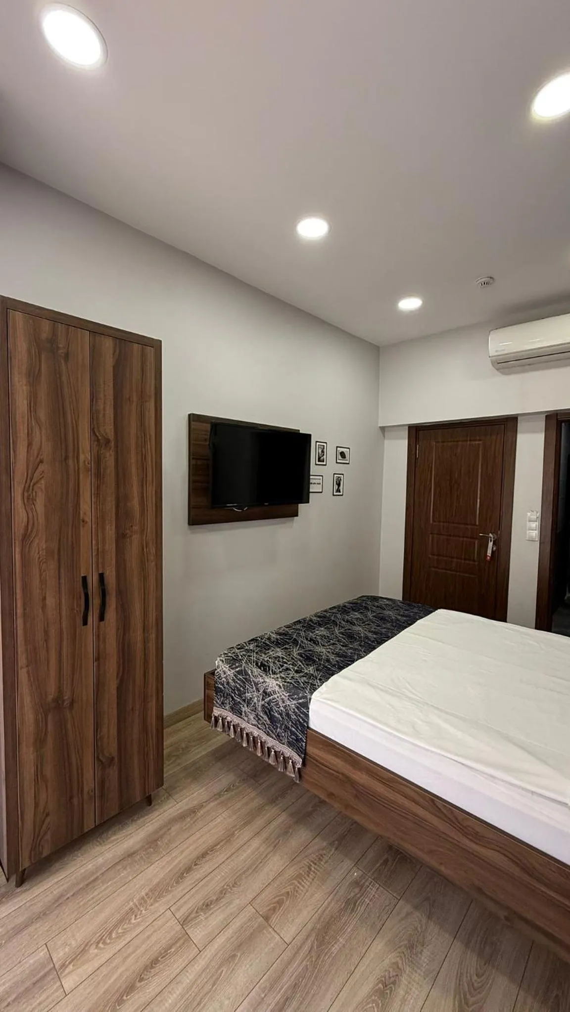 Photo of the whole room, Bed in Han Suite Hotel