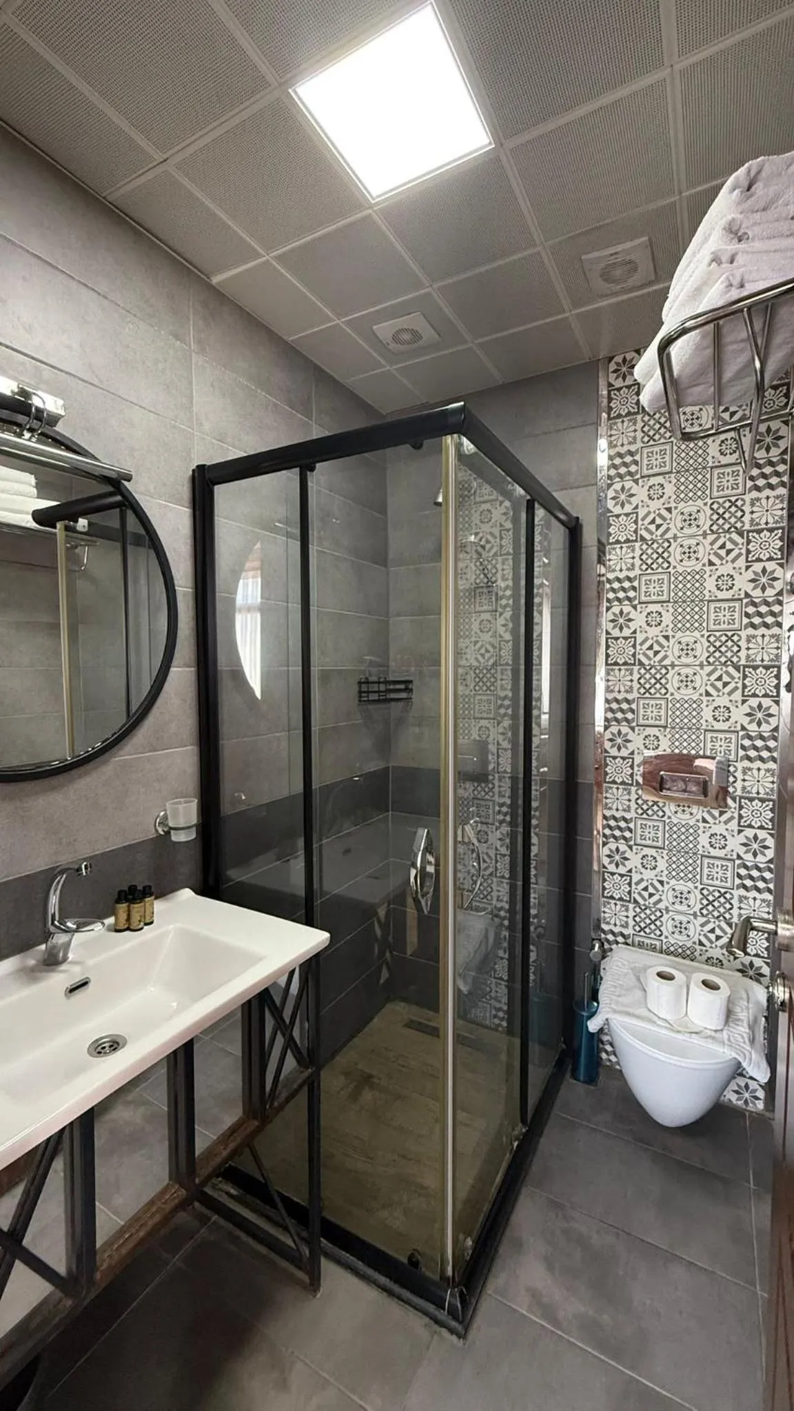 Shower in Han Suite Hotel