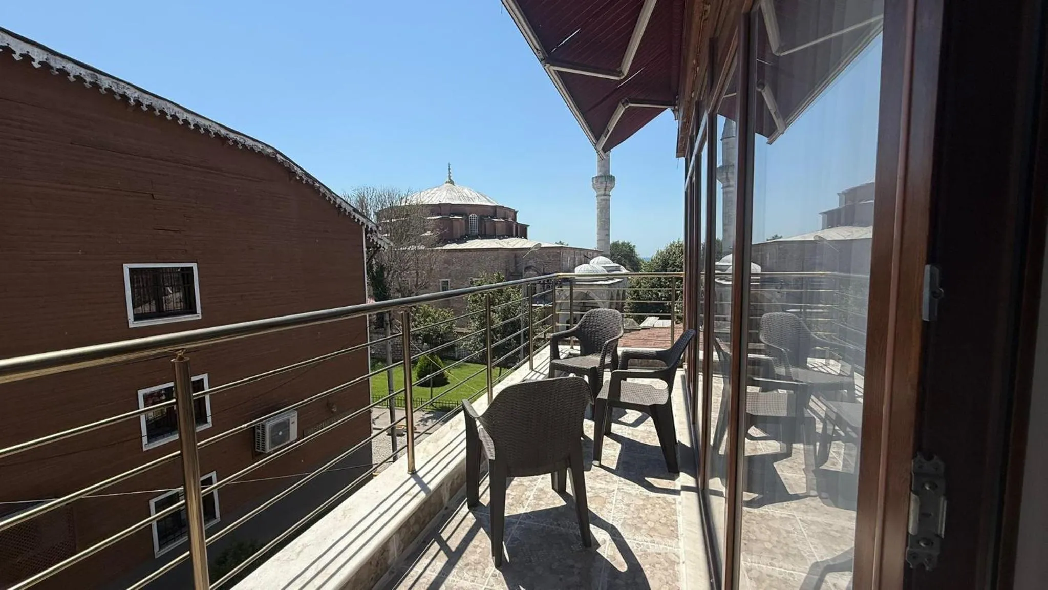 Patio in Han Suite Hotel