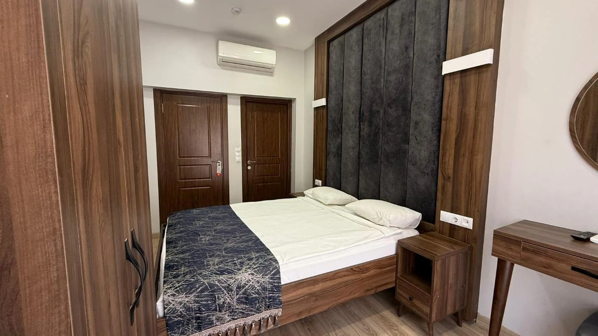 Photo of the whole room, Bed in Han Suite Hotel