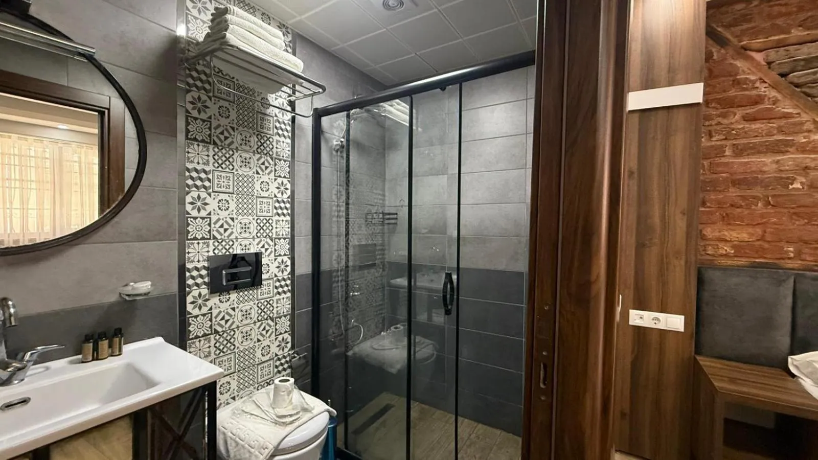 Shower in Han Suite Hotel