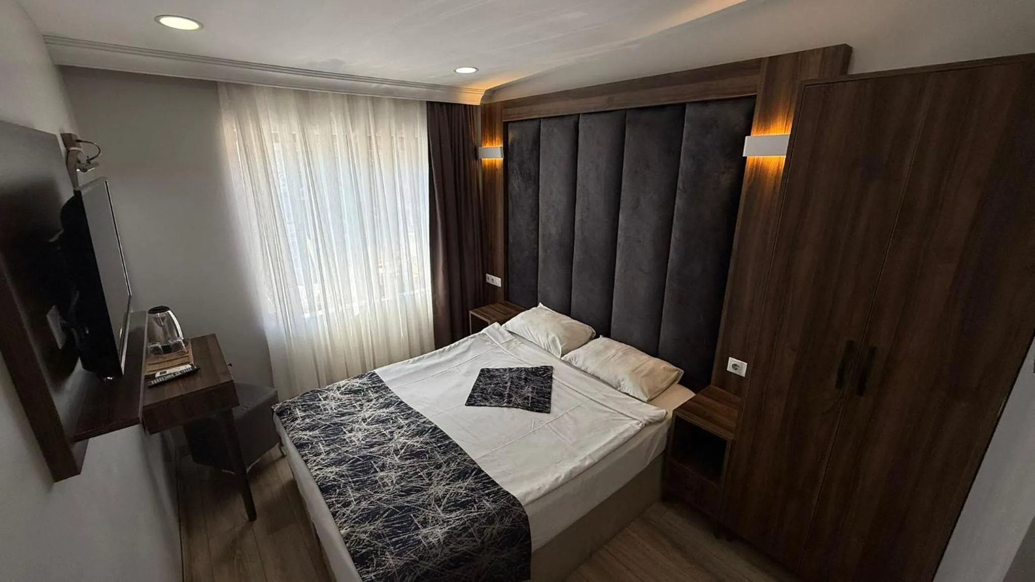 Photo of the whole room, Bed in Han Suite Hotel