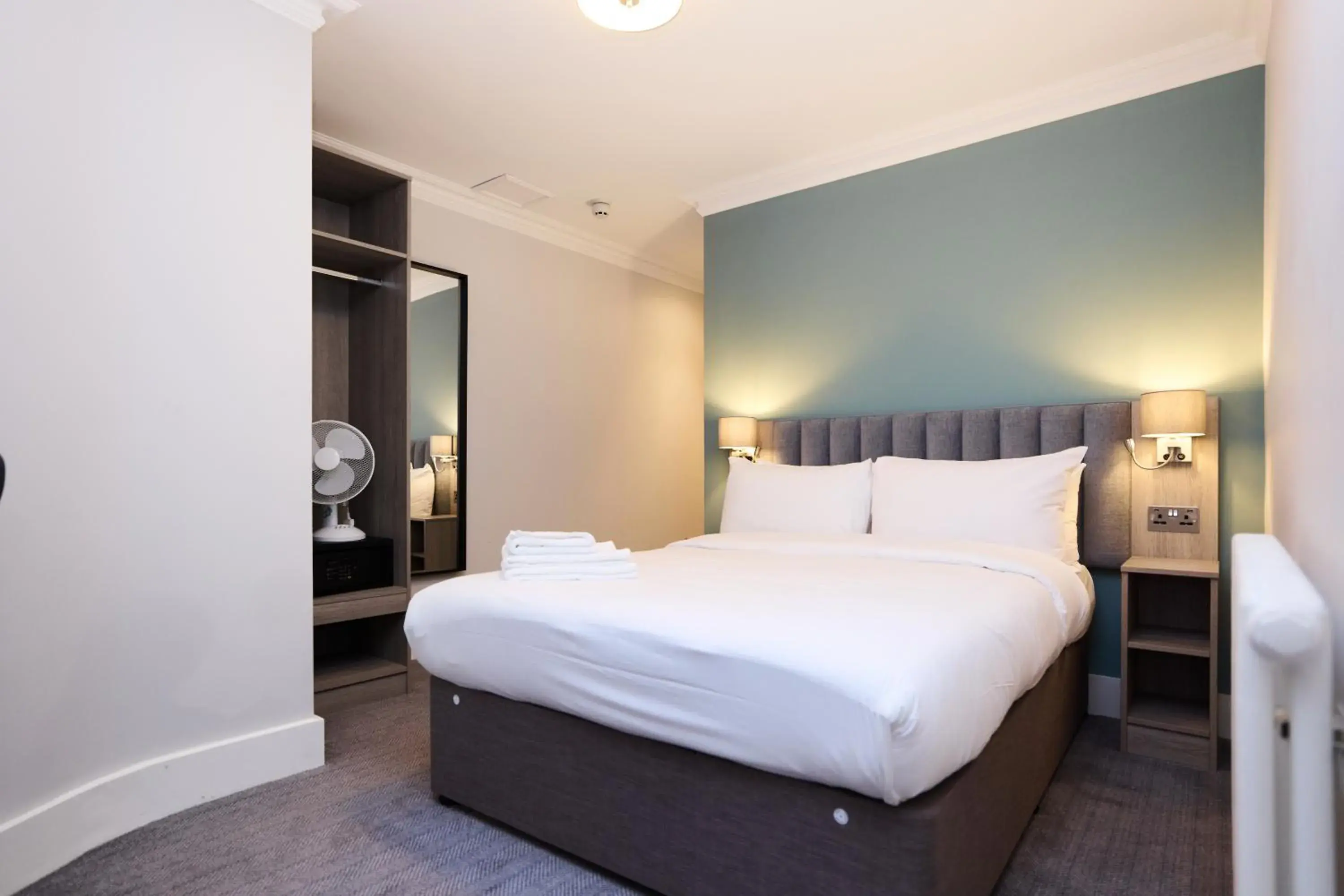 Bedroom, Bed in Prince William Hotel Bedroom, Bed in Prince William Hotel