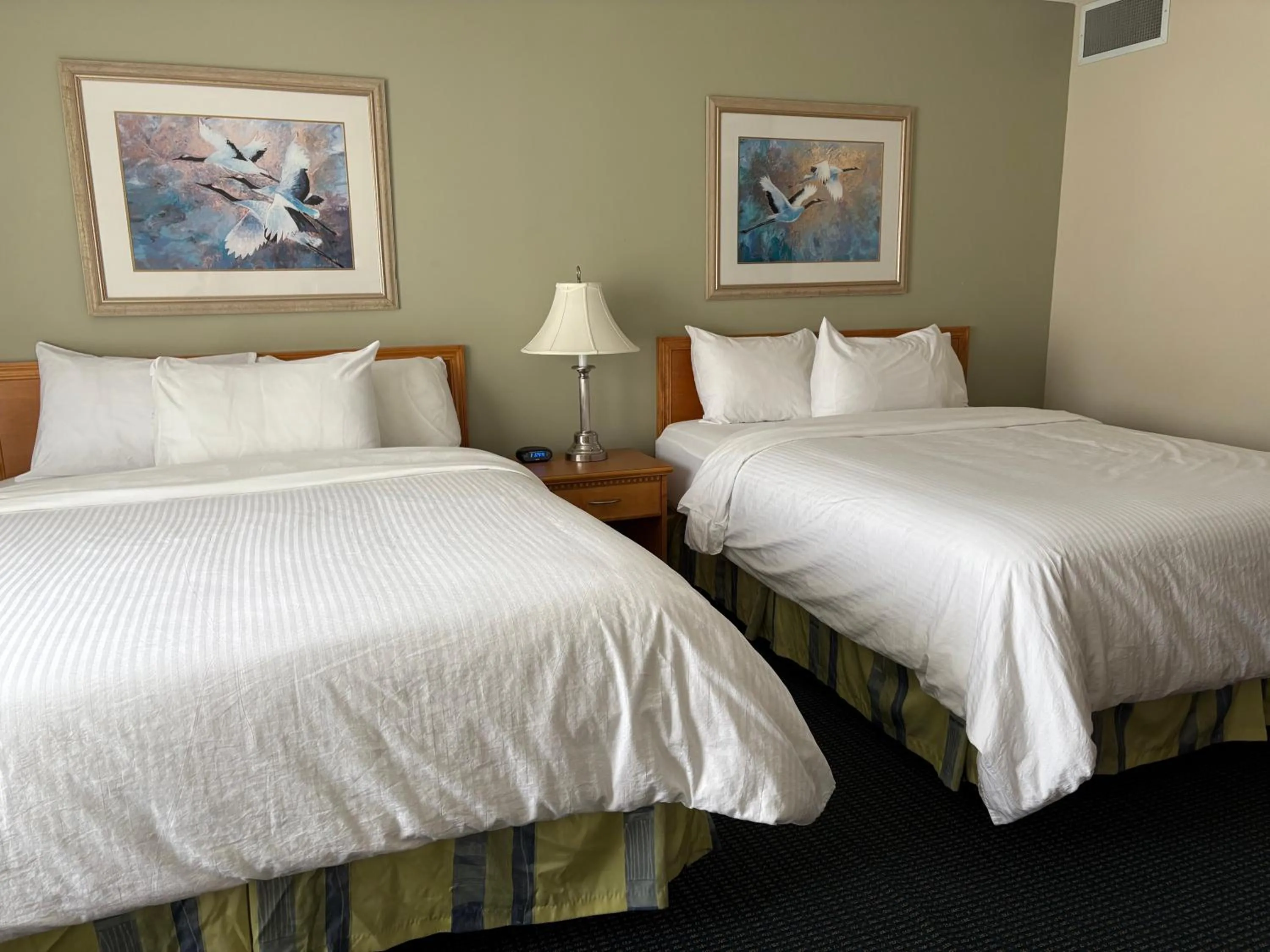Restaurant/places to eat, Bed in Westlock Inn & Conference Centre